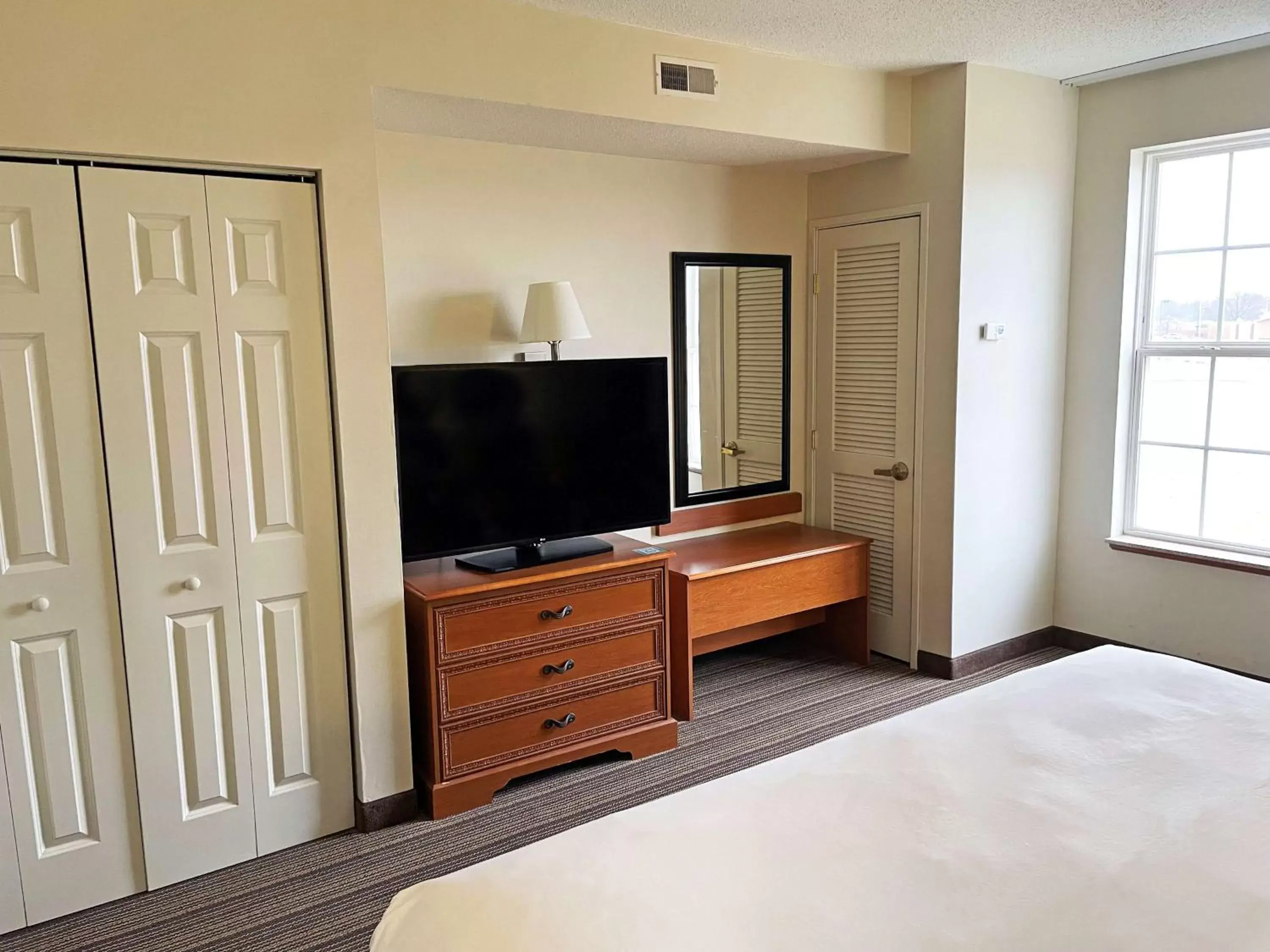 Photo of the whole room, TV/Entertainment Center in Country Inn & Suites by Radisson, Findlay, OH