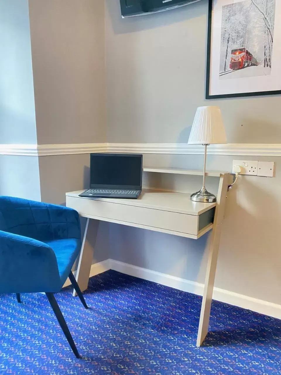 Seating area, TV/Entertainment Center in Queens Hotel