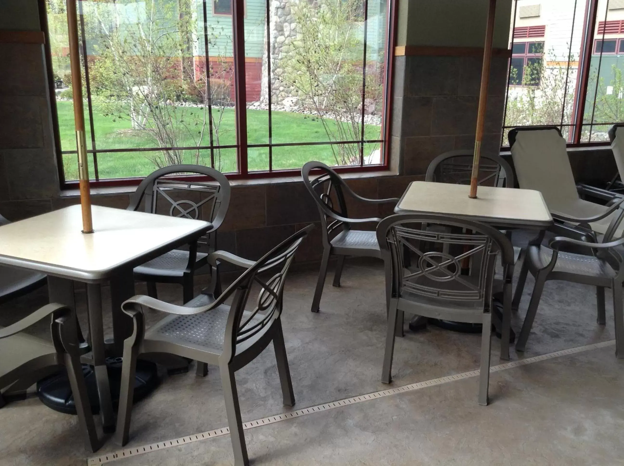 Seating area, Restaurant/Places to Eat in Canal Park Lodge