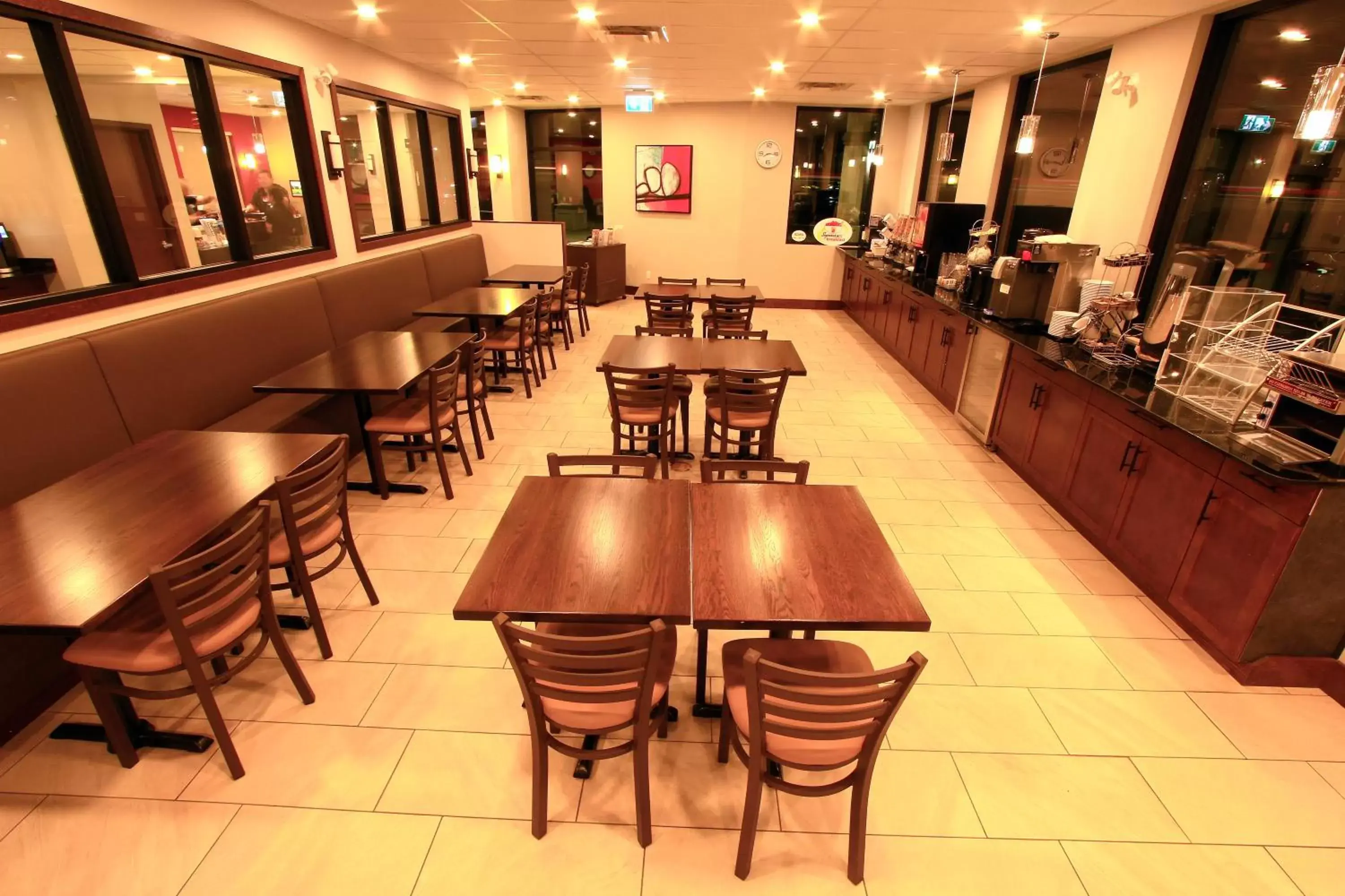 Dining area, Restaurant/Places to Eat in Super 8 by Wyndham Kelowna BC