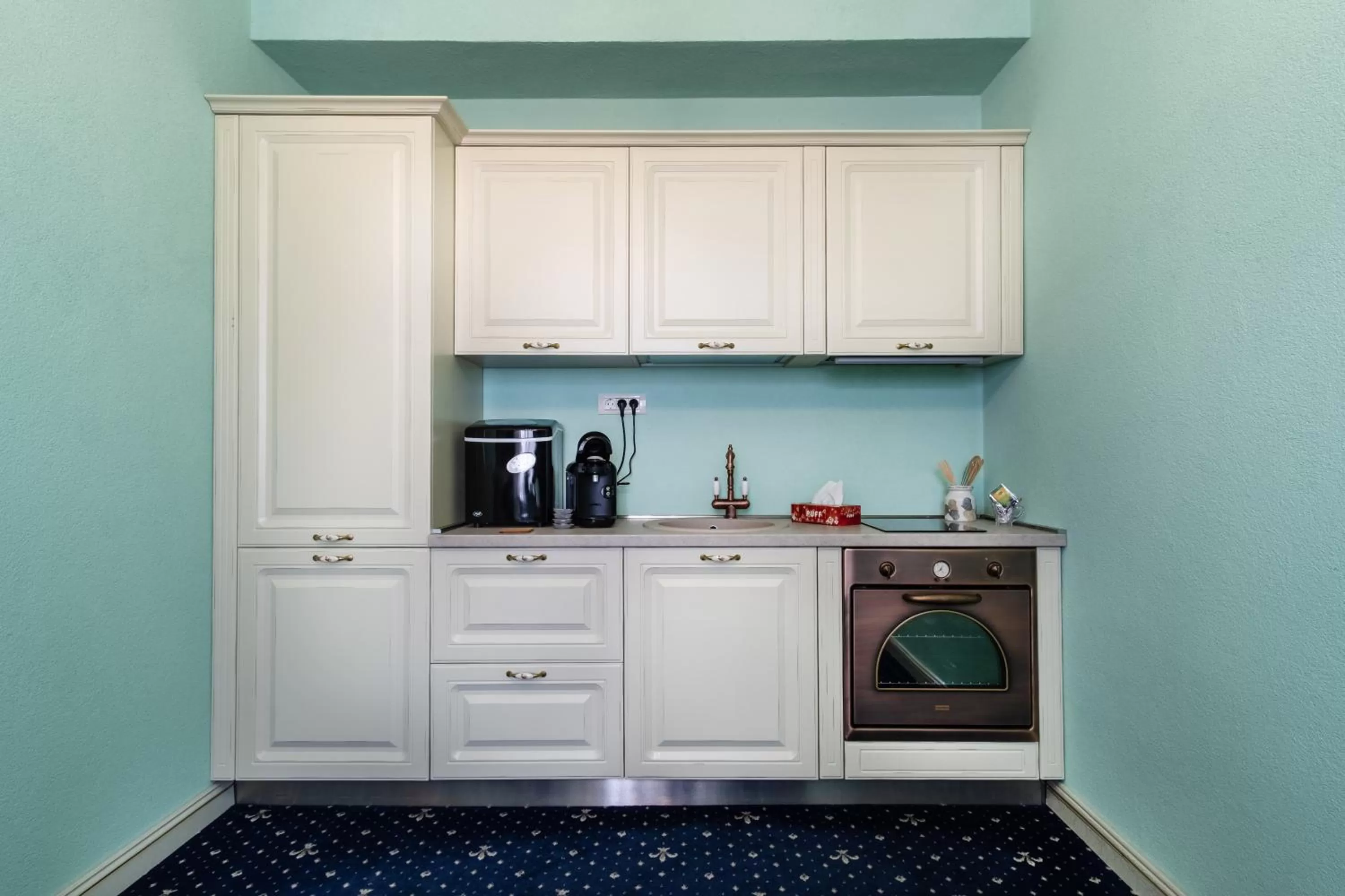 Coffee/tea facilities in JMR Royal -Luxury Rooms & Private Sauna