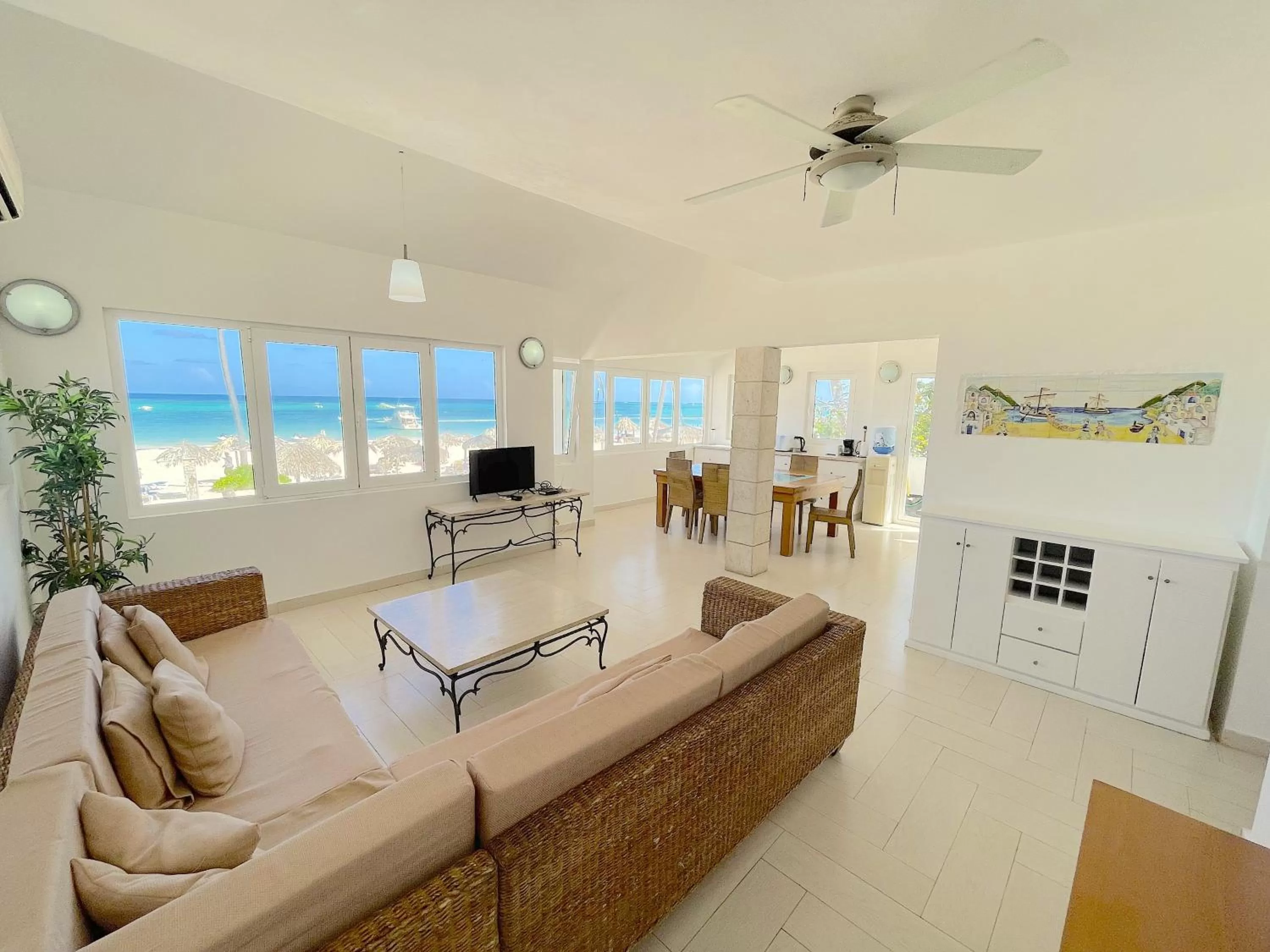 TV and multimedia in BEACH Condo-HOTEL with VILLAS & PRIVATE Apartments WIFI BBQ Beach CLUB & SPA