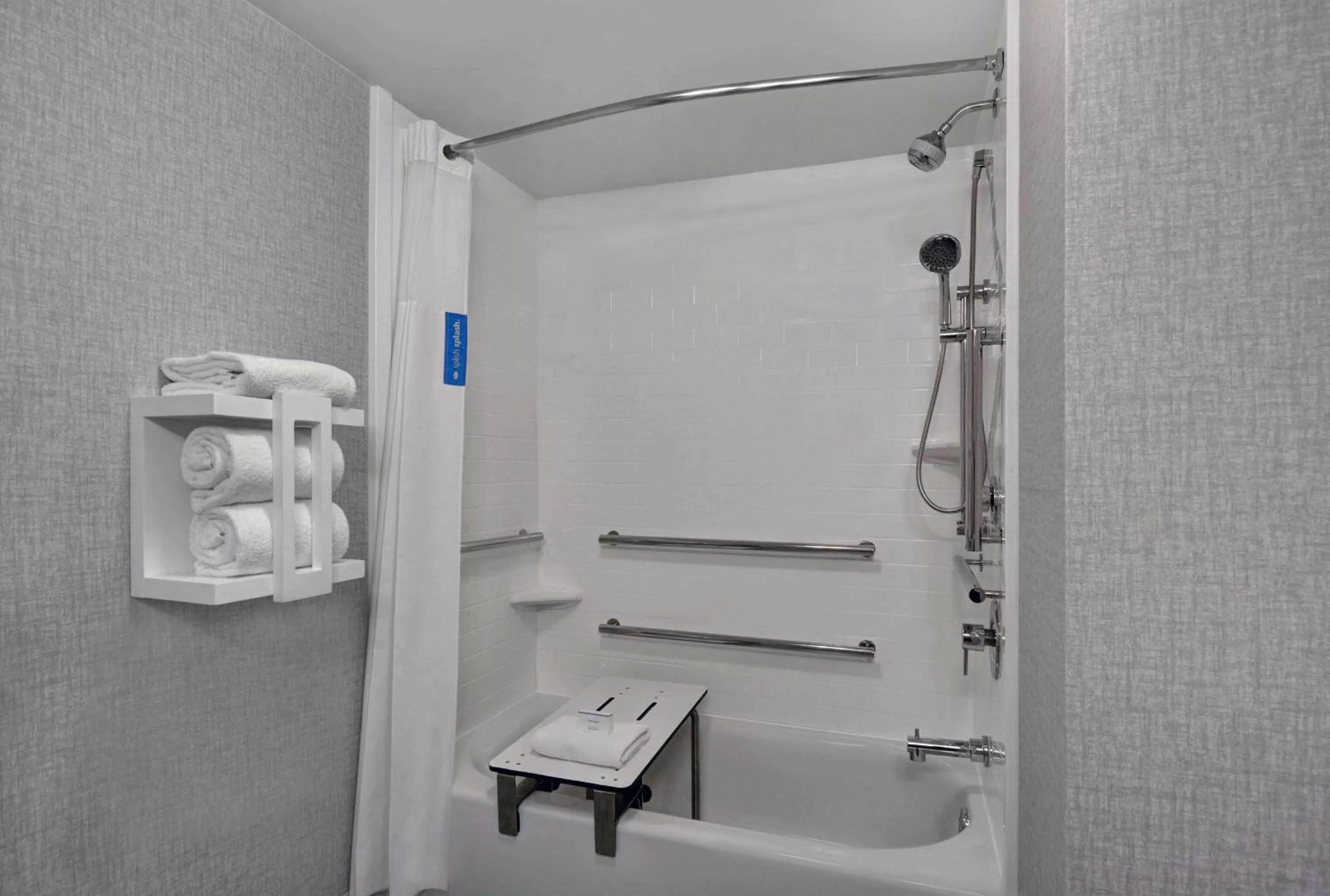 Bathroom in Hampton Inn Gallatin