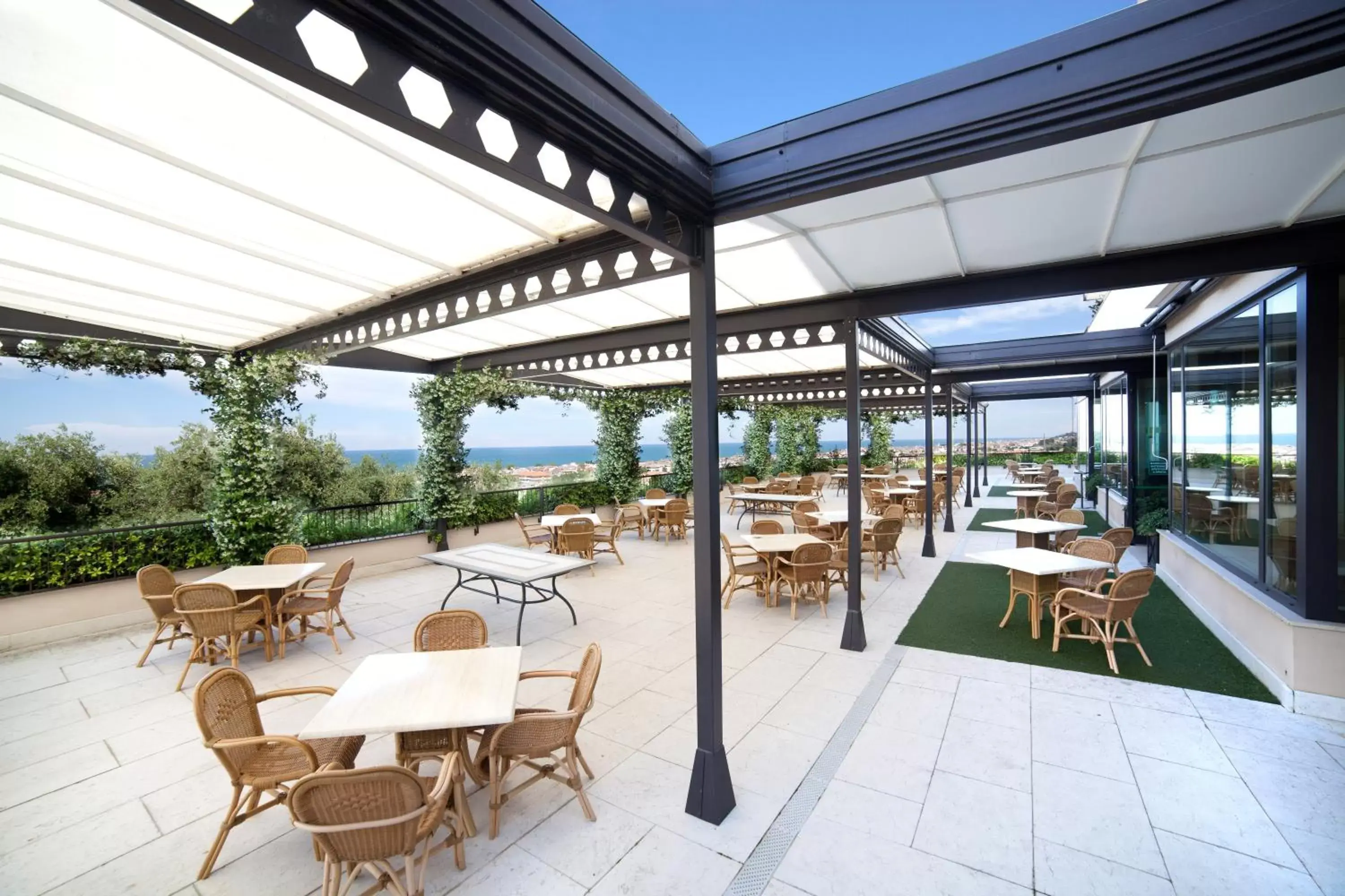 Balcony/Terrace, Restaurant/Places to Eat in Villa Maria Hotel & SPA