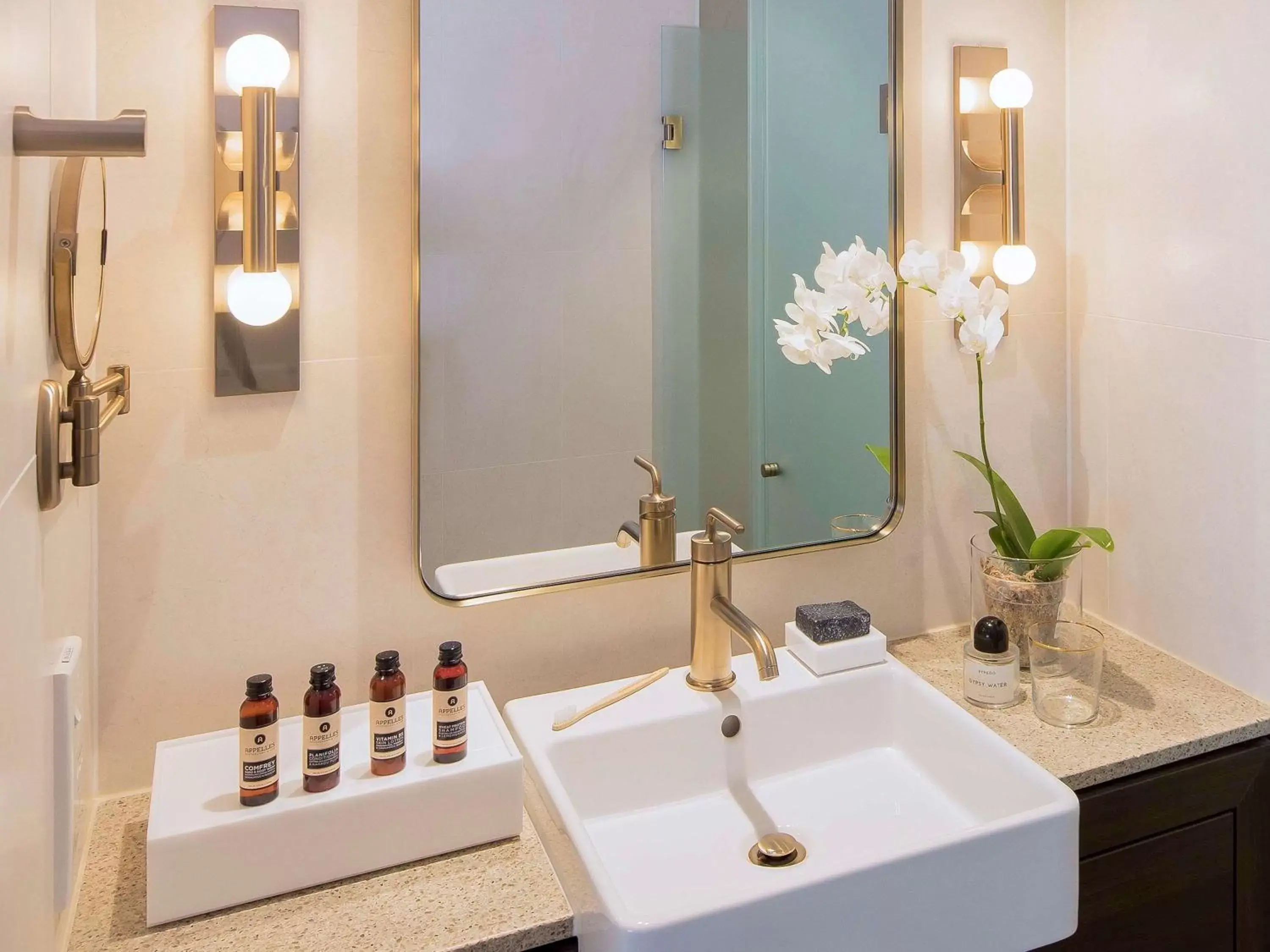 Photo of the whole room in The William Inglis Mgallery Photo of the whole room in The William Inglis Mgallery