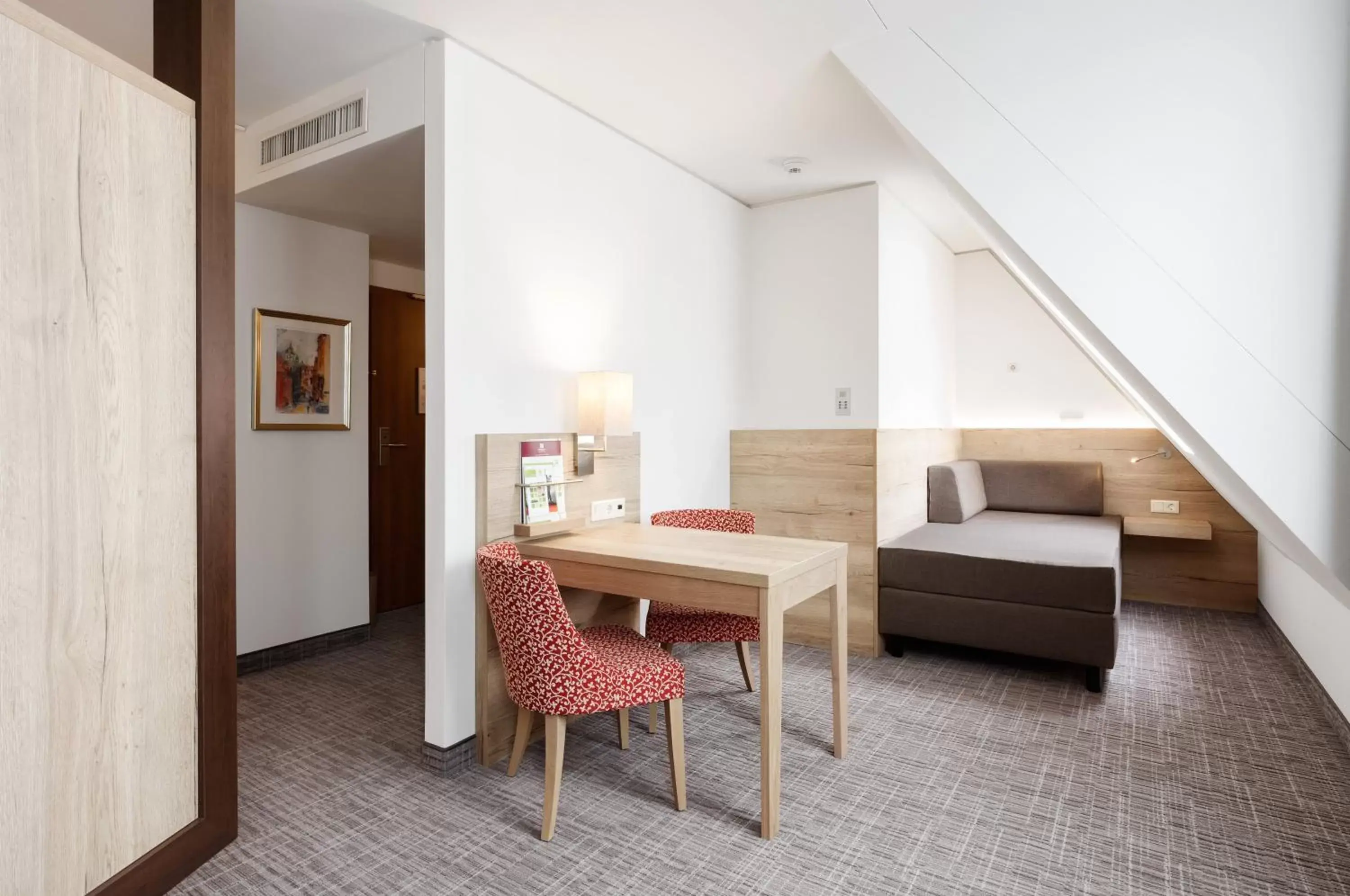 Photo of the whole room, Dining Area in Holiday Inn Nürnberg City Centre, an IHG Hotel