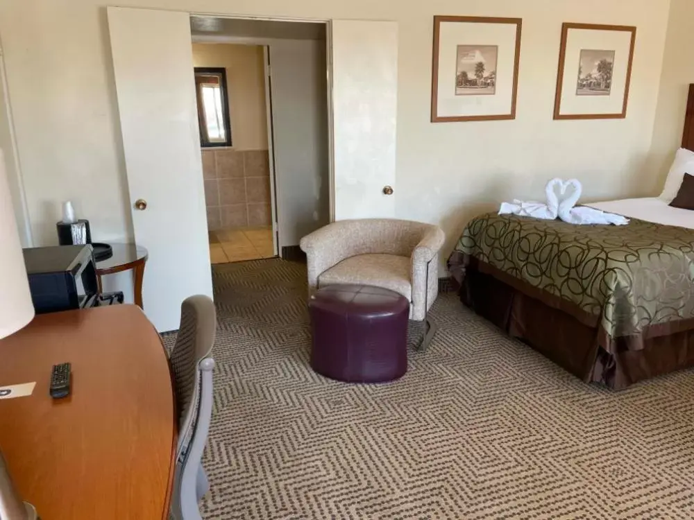 Bedroom, Bed in Coronado Motor Hotel, a Travelodge by Wyndham