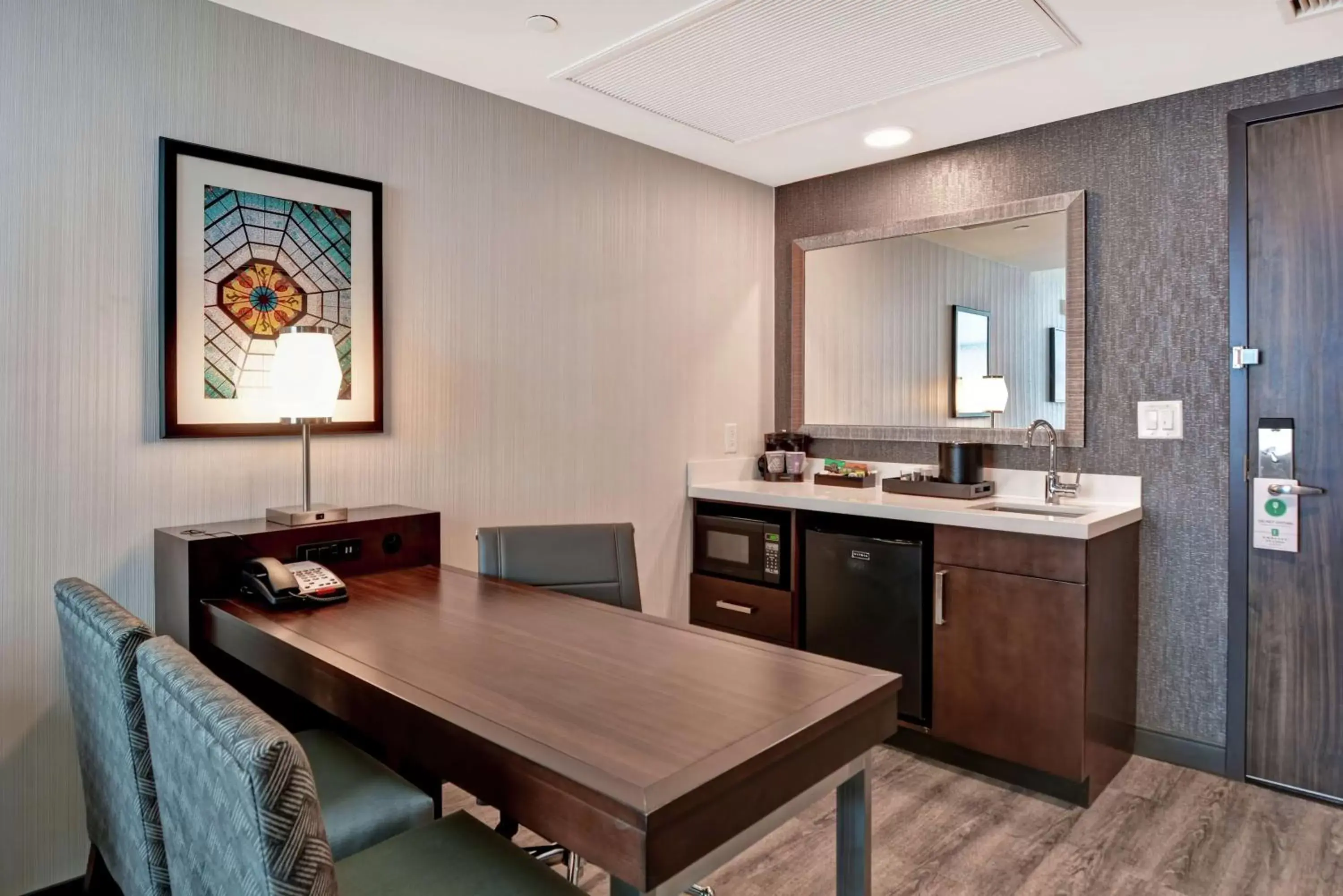 Photo of the whole room, Kitchen/Kitchenette in Embassy Suites By Hilton Plainfield Indianapolis Airport