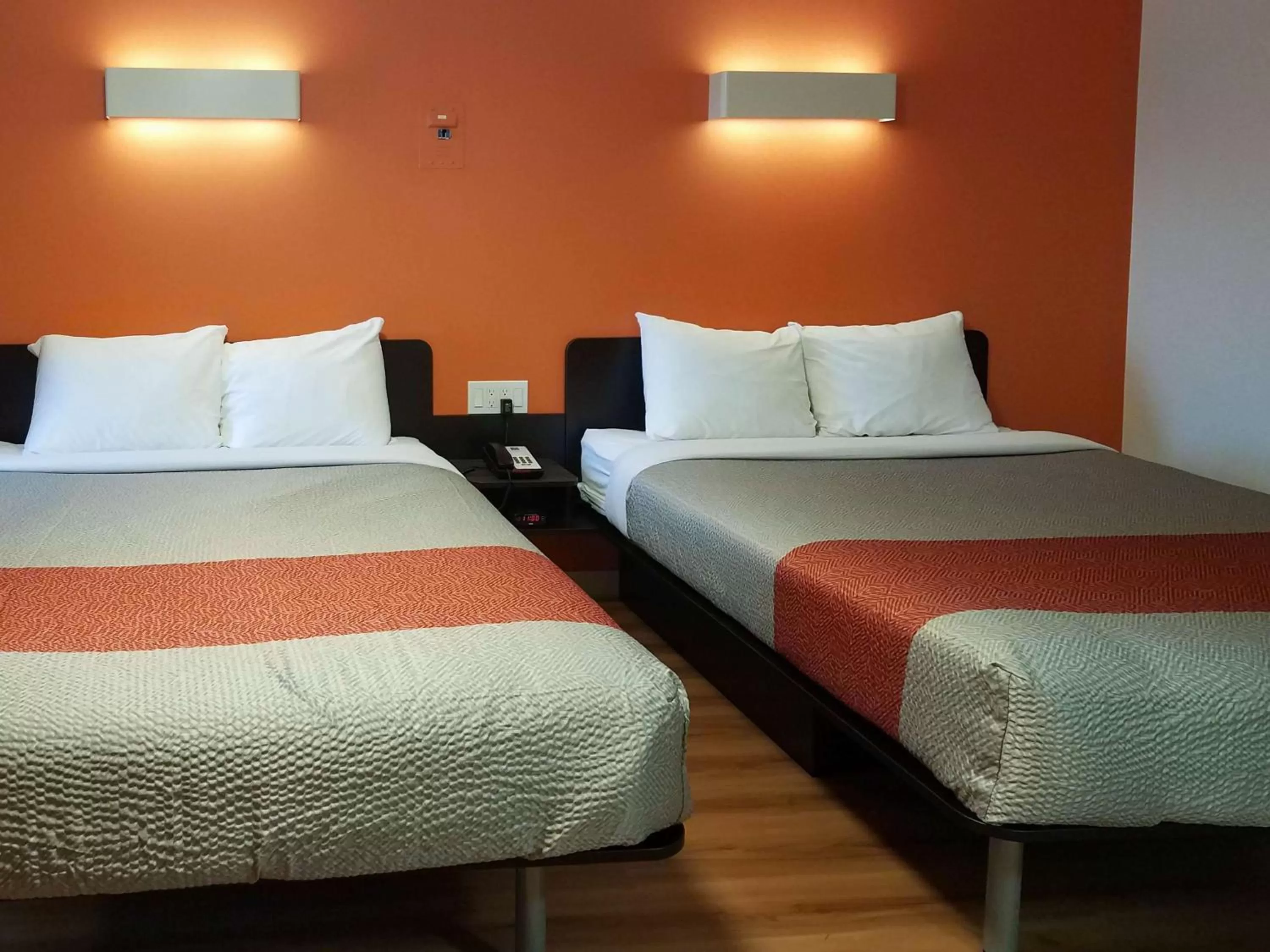 Photo of the whole room, Bed in Motel 6-Cranbrook, BC