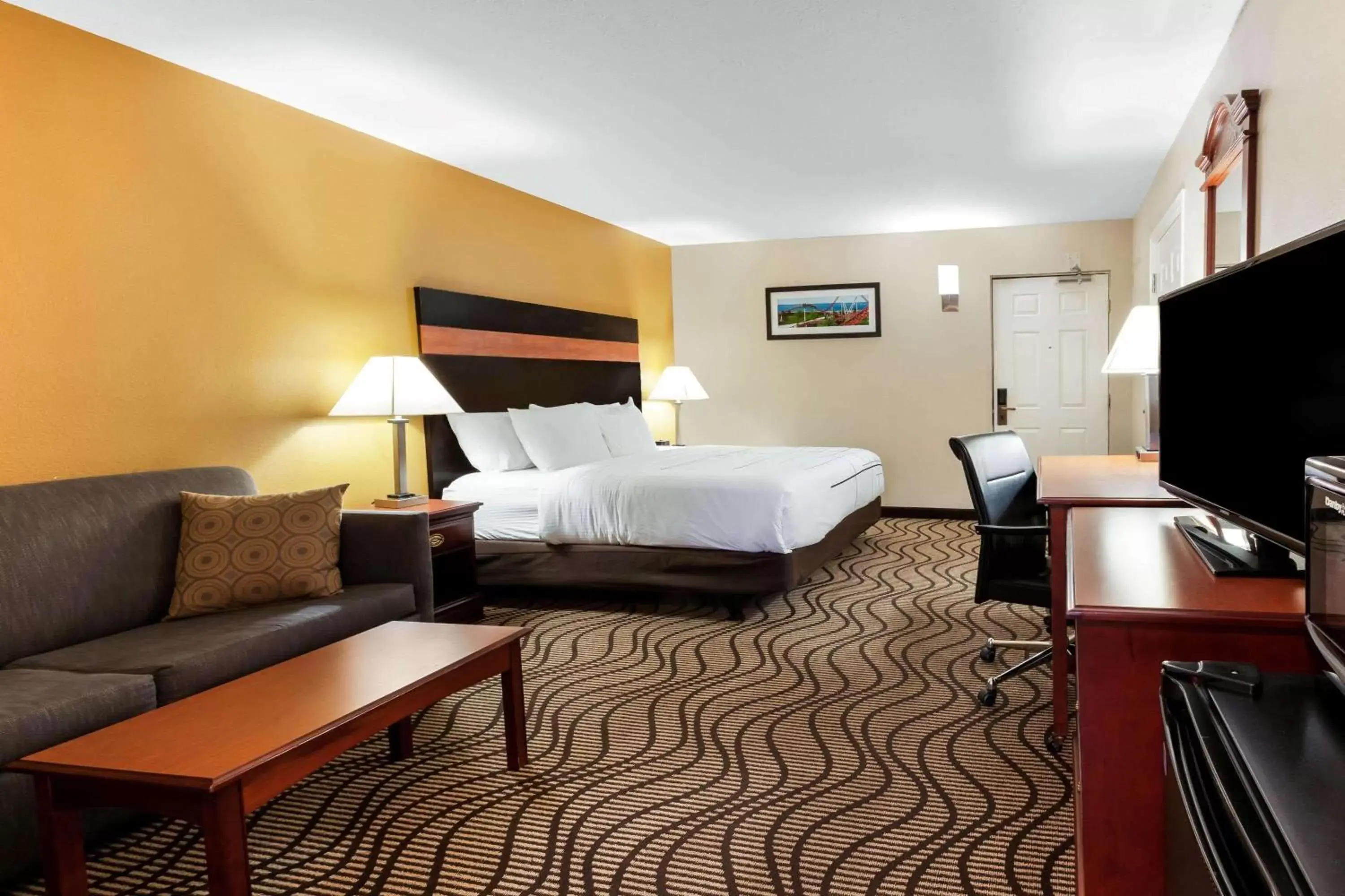 Photo of the whole room, Bed in La Quinta Inn by Wyndham Sandusky near Cedar Point