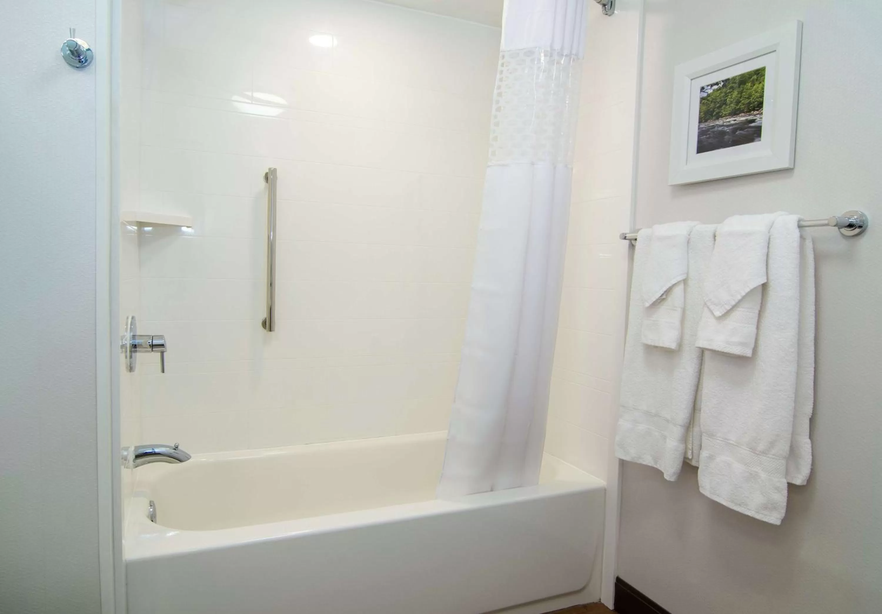 Bathroom in Hampton Inn Summersville