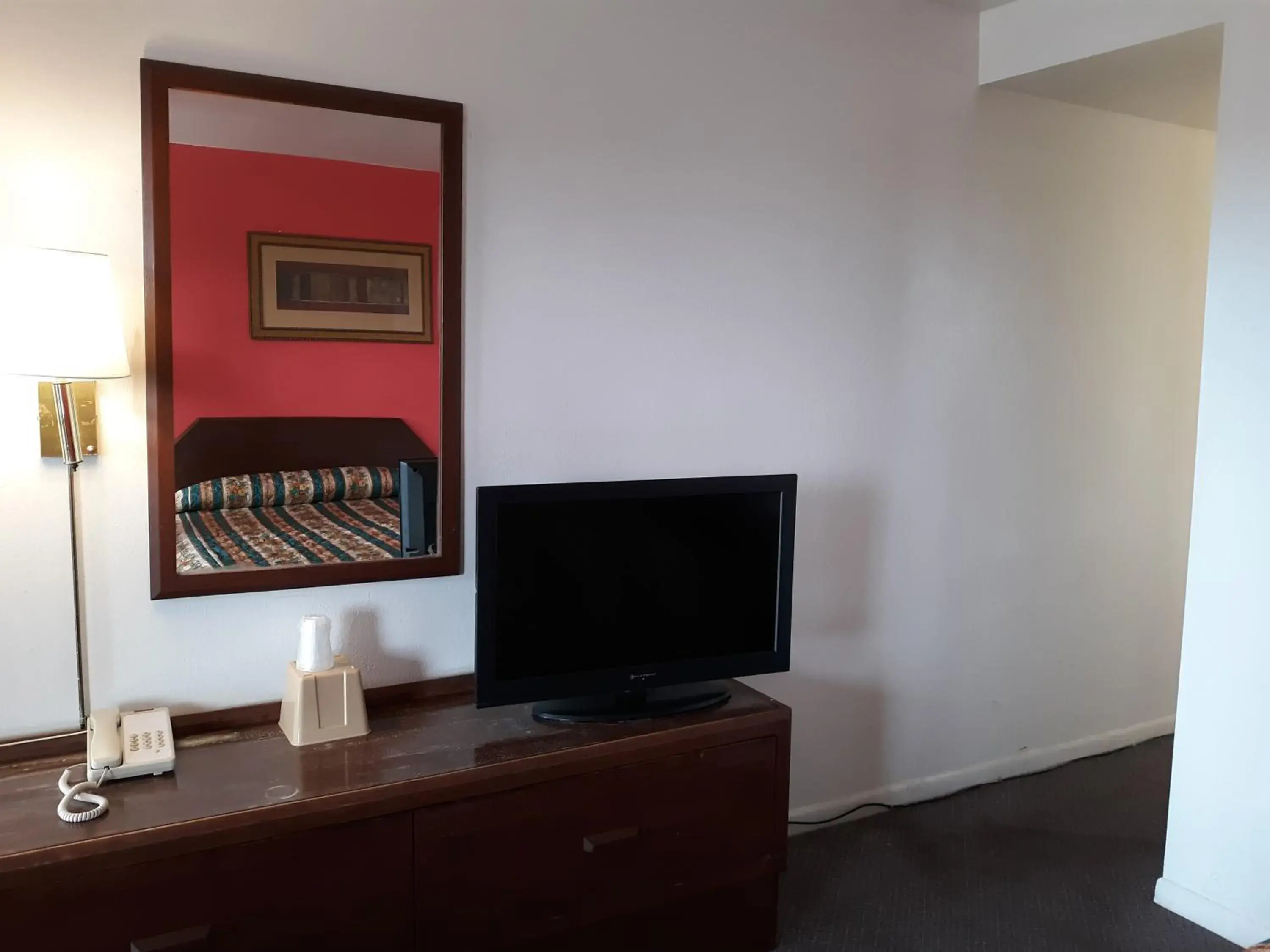 TV and multimedia, TV/Entertainment Center in OYO Hotel Kings at Clovis