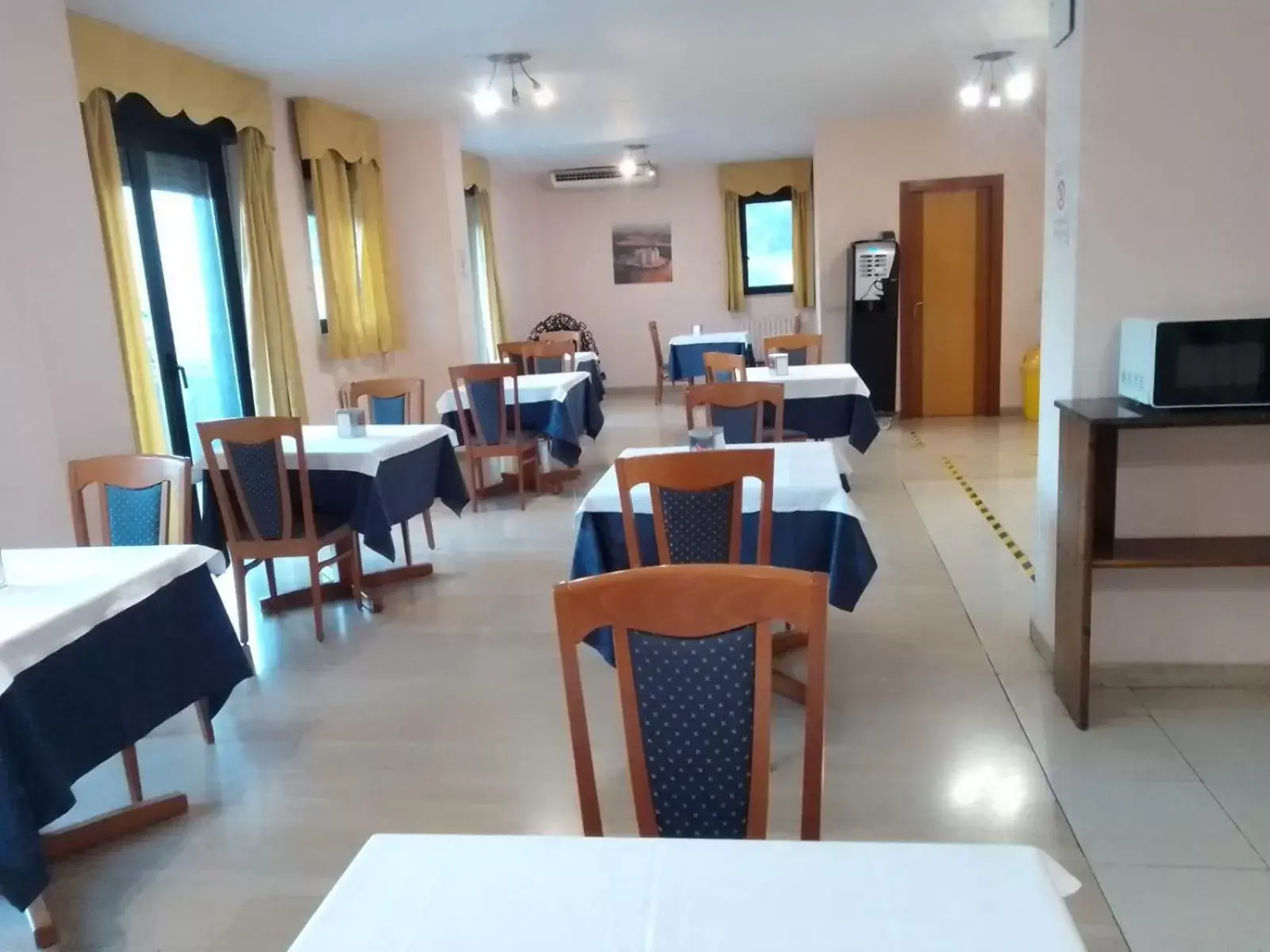 Breakfast, Restaurant/Places to Eat in Campus Hotel