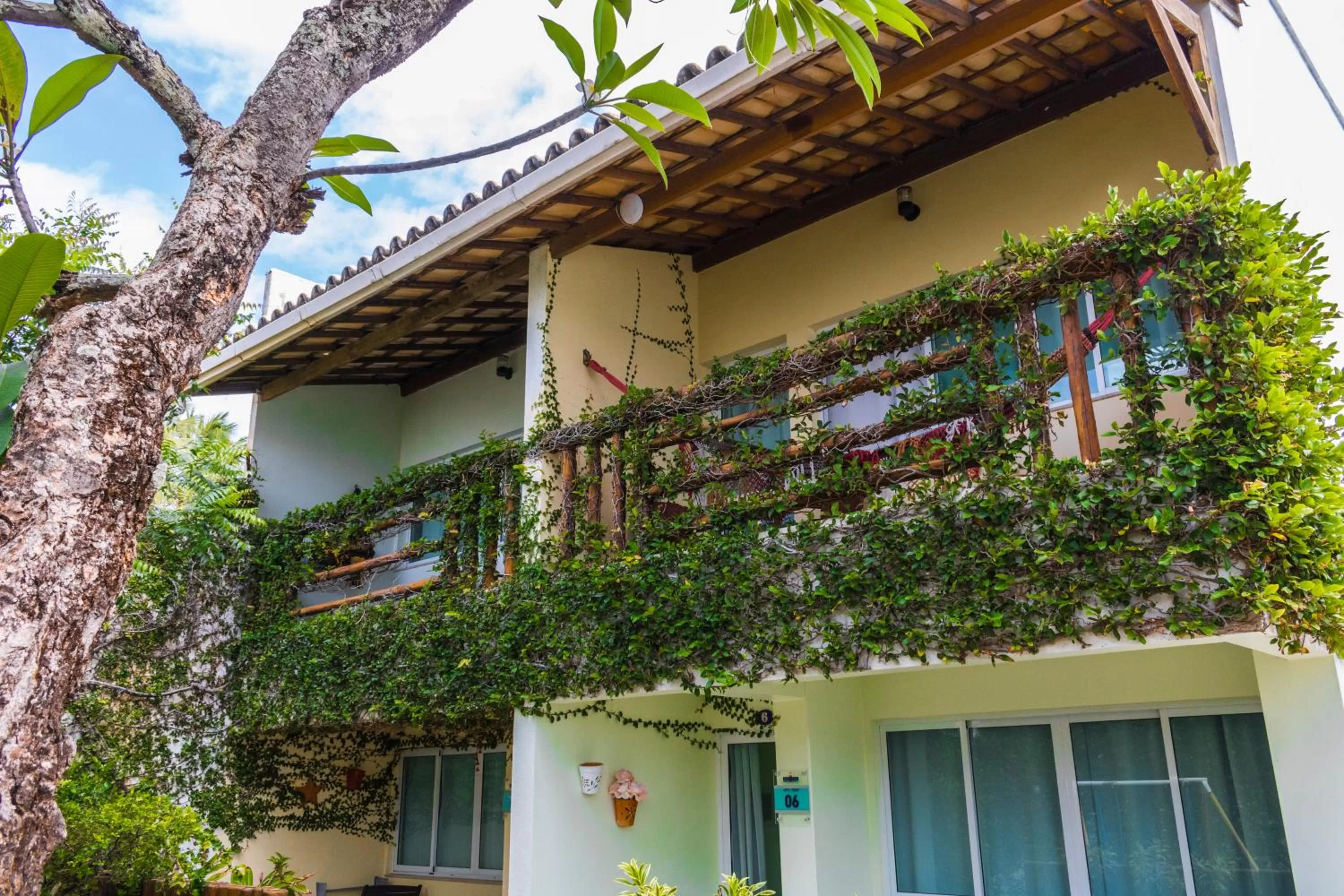 Property building in Farol de Itapuã Praia Hotel