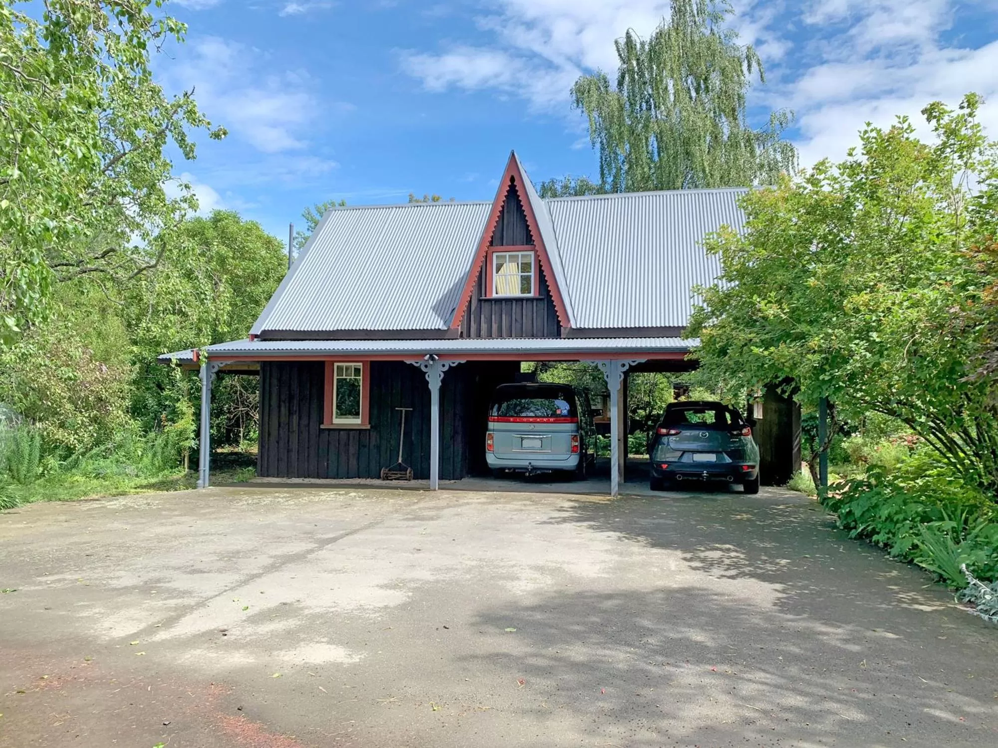 Property Building in Quail Farm, Colonial charm