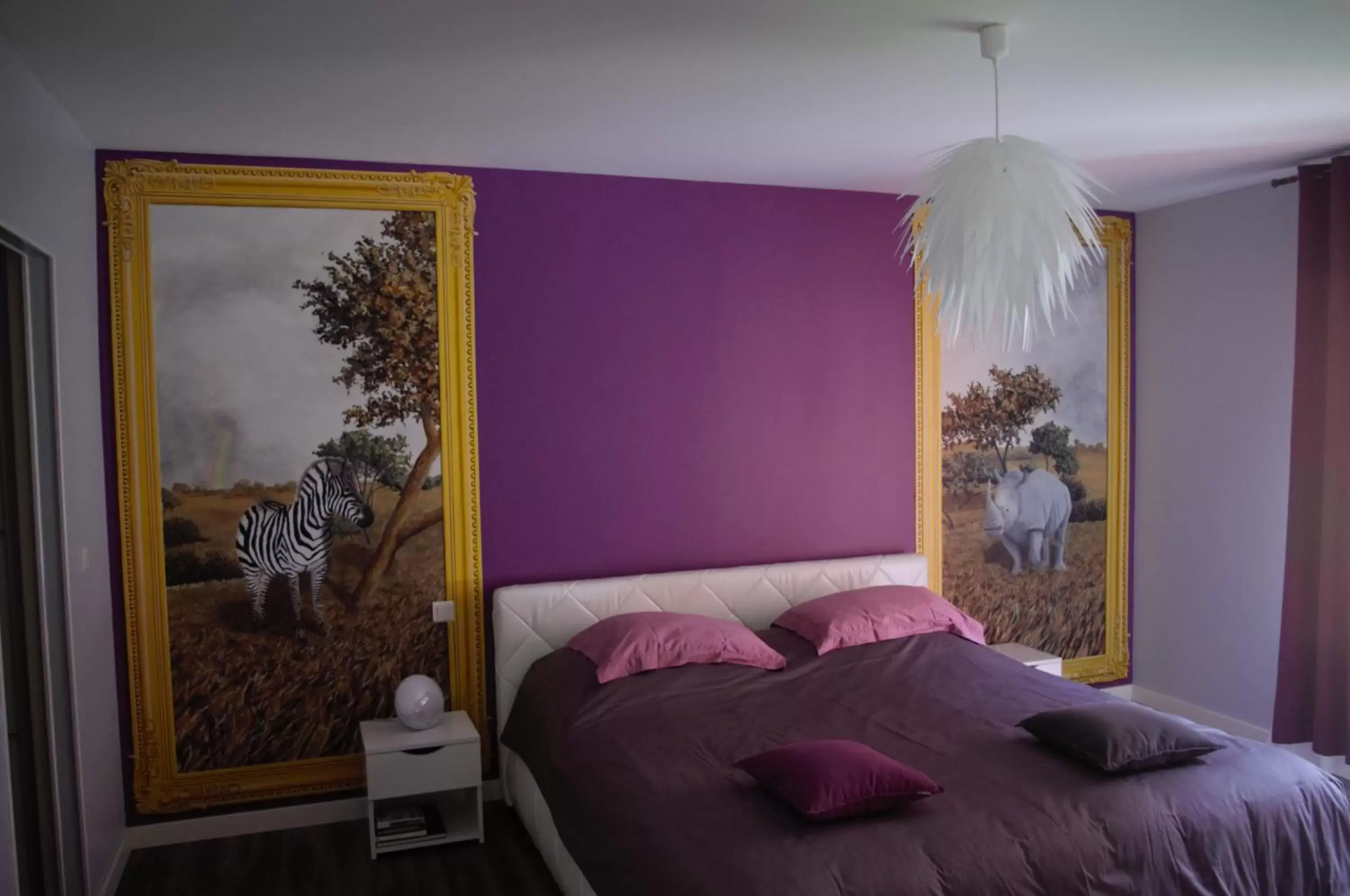 Shower, Bed in La Maison de L Artiste - Chambres d'hôtes à Verdun - avec jacuzzi