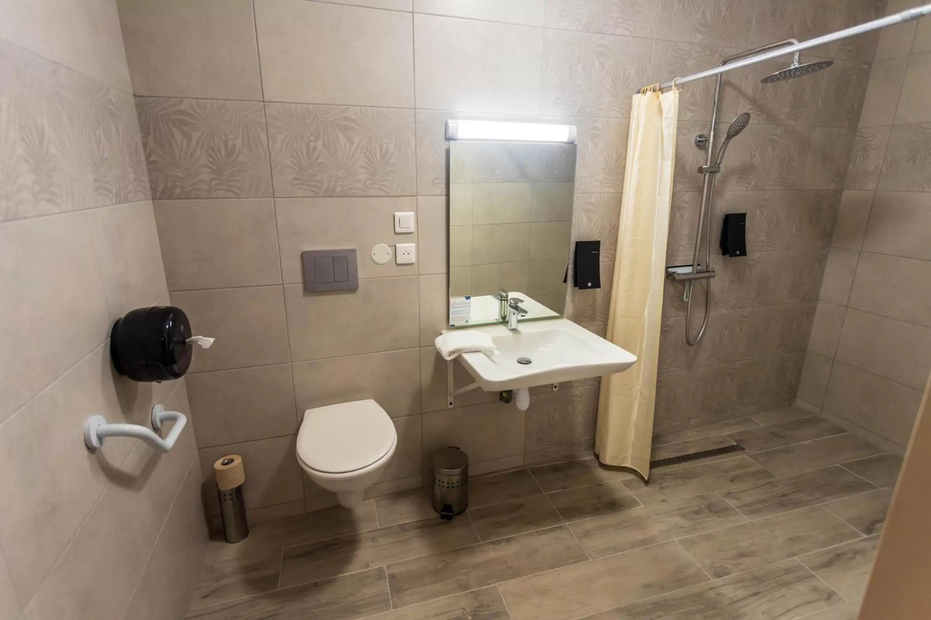 Bathroom in HOTEL restaurant CÔTE GARONNE le BALCON DES DAMES - Tonneins Marmande Agen - chambres climatisées