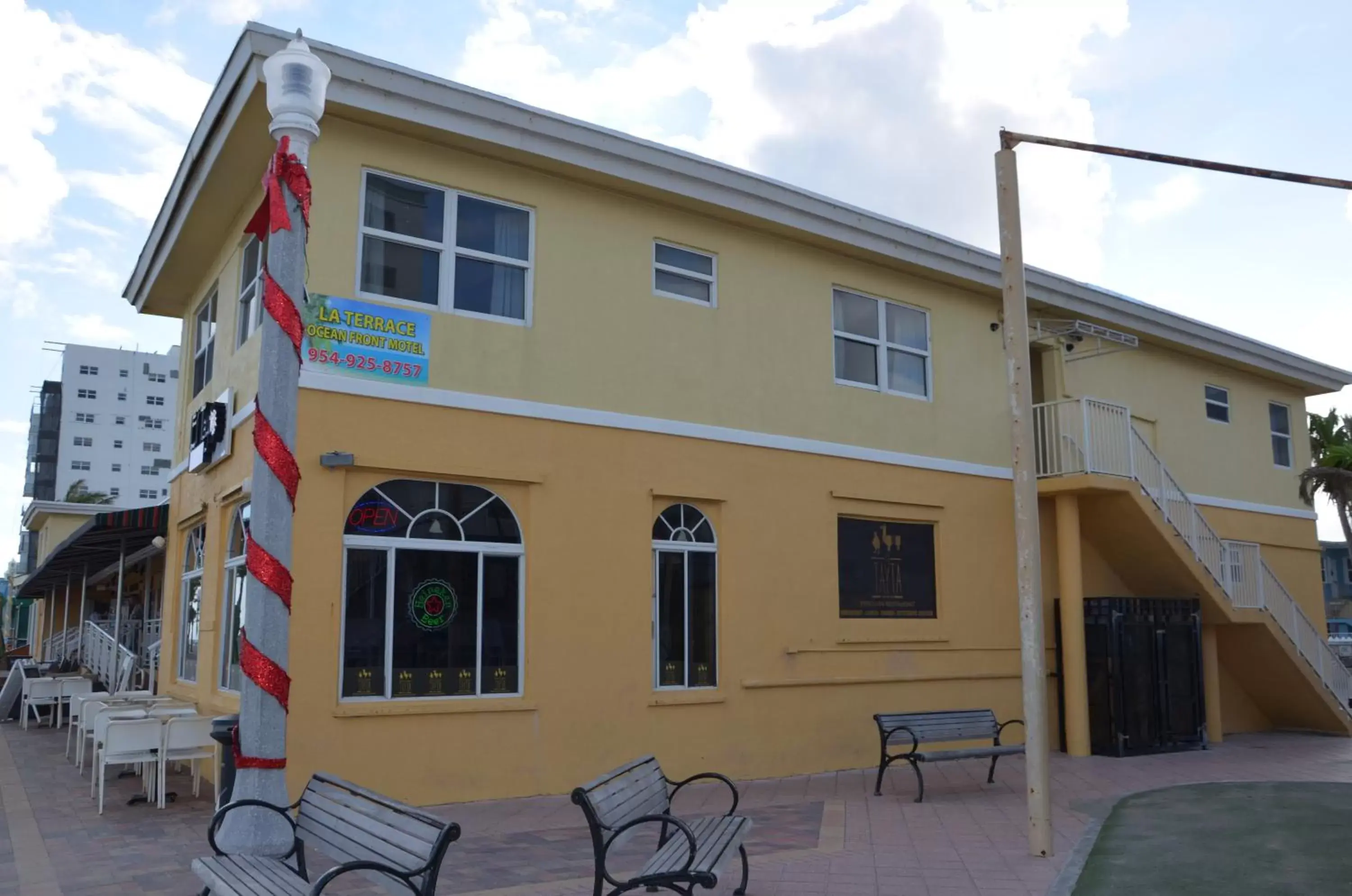 Property building in La Terrace Oceanfront Property building in La Terrace Oceanfront