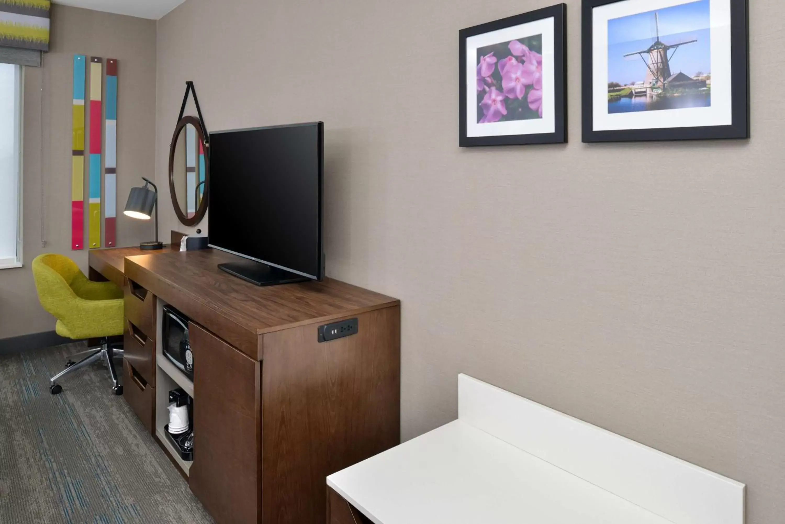 Bedroom, TV/Entertainment Center in Hampton Inn & Suites Adrian, Mi