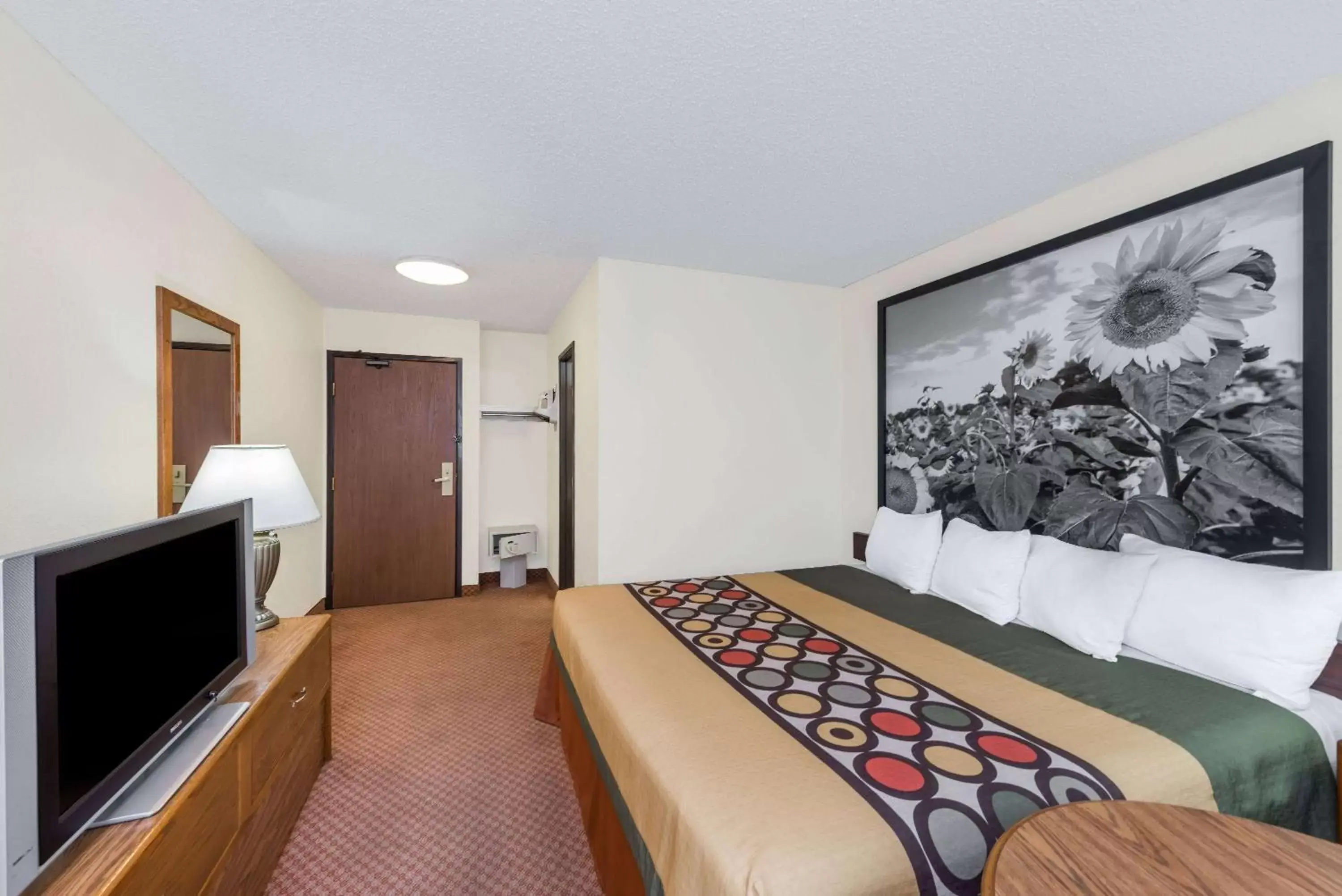 Photo of the whole room, Bed in Super 8 by Wyndham Dodge City