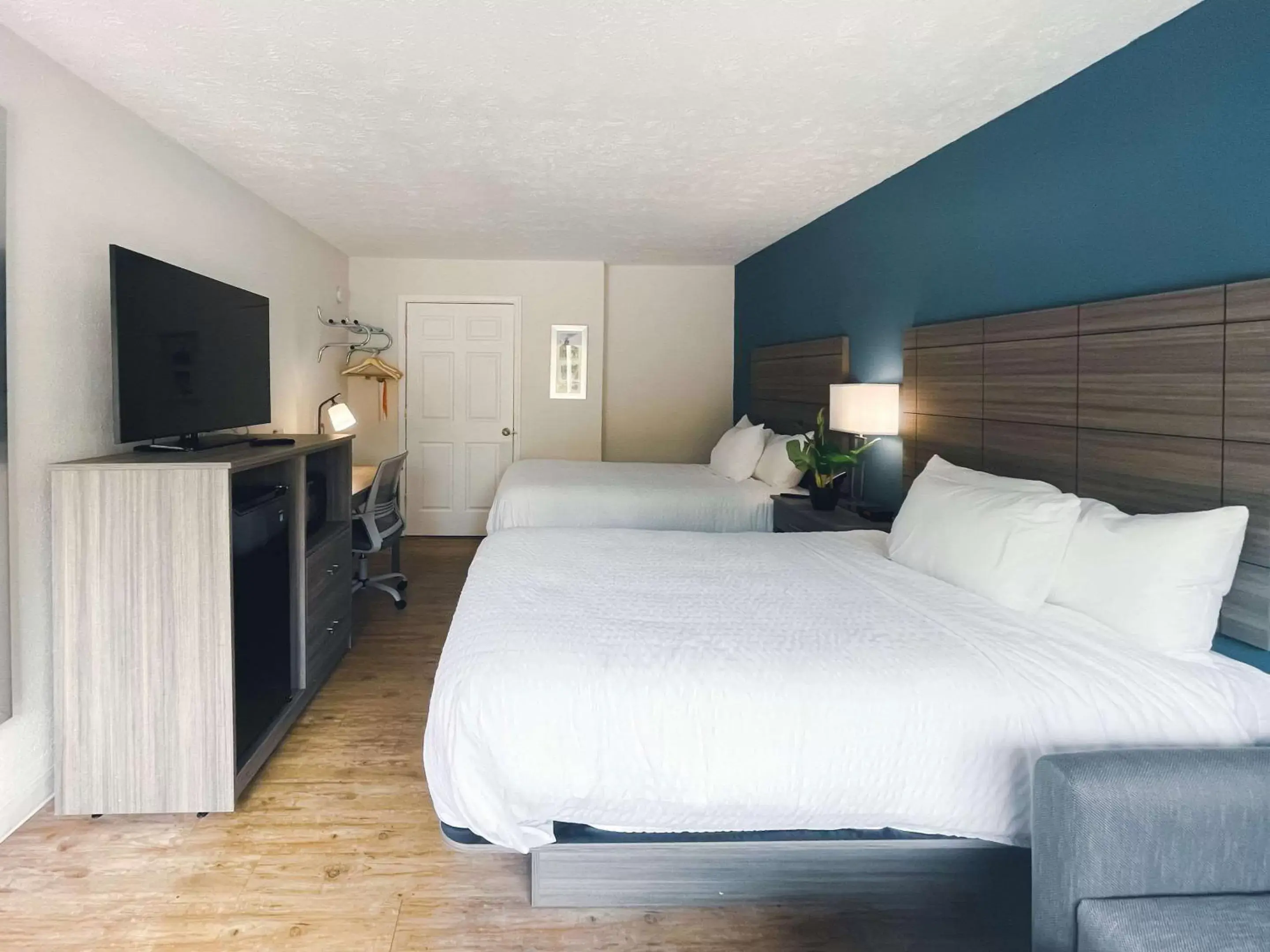 Bedroom, Bed in Clarion Inn