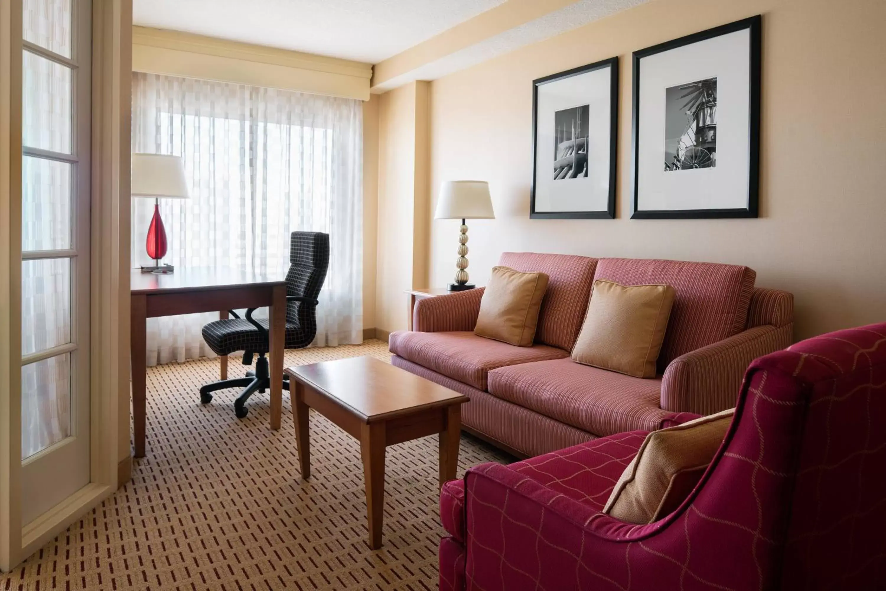 Living room, Seating Area in Anaheim Marriott Suites