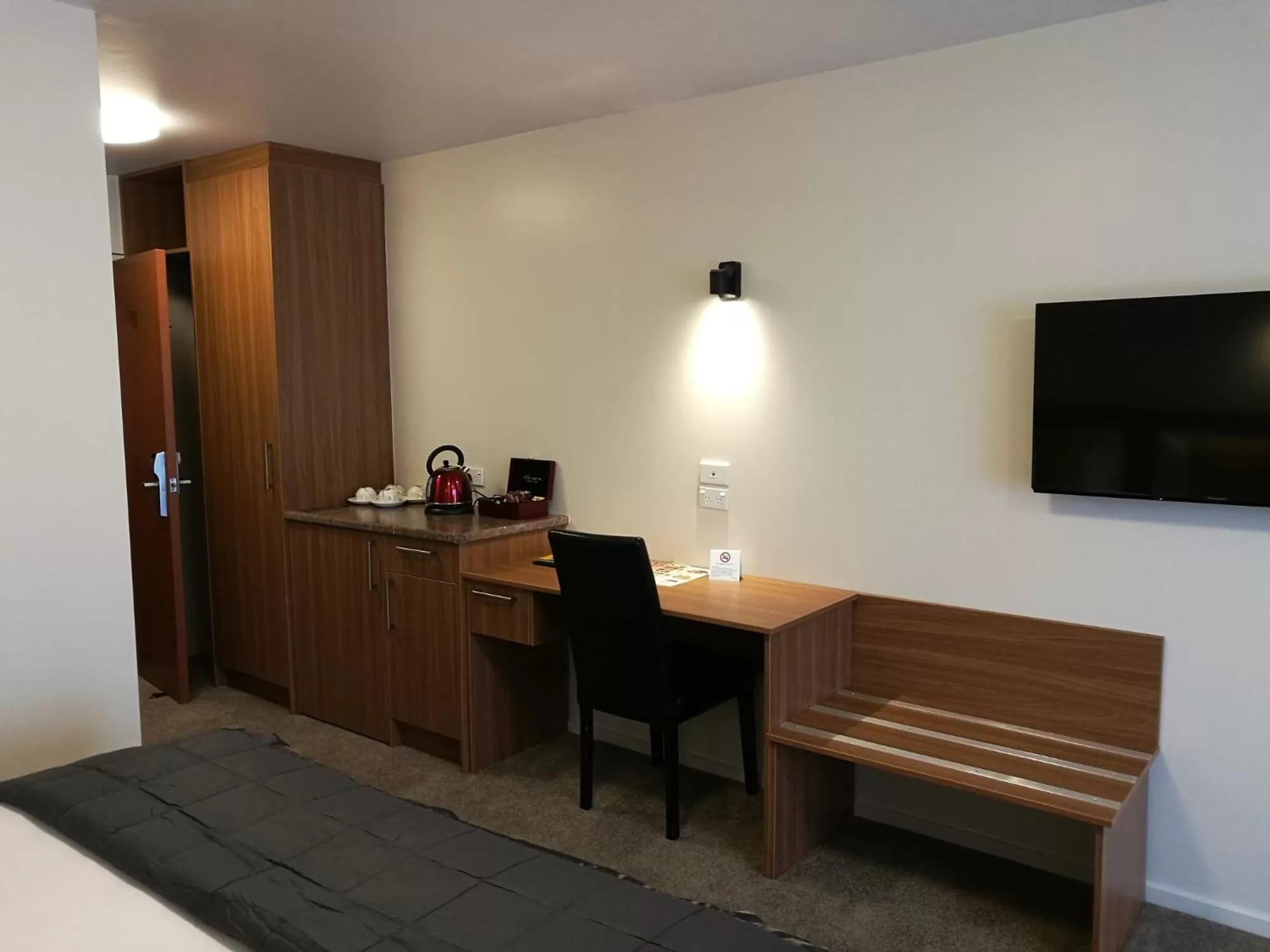 Coffee/tea facilities in The Victoria Hotel Dunedin