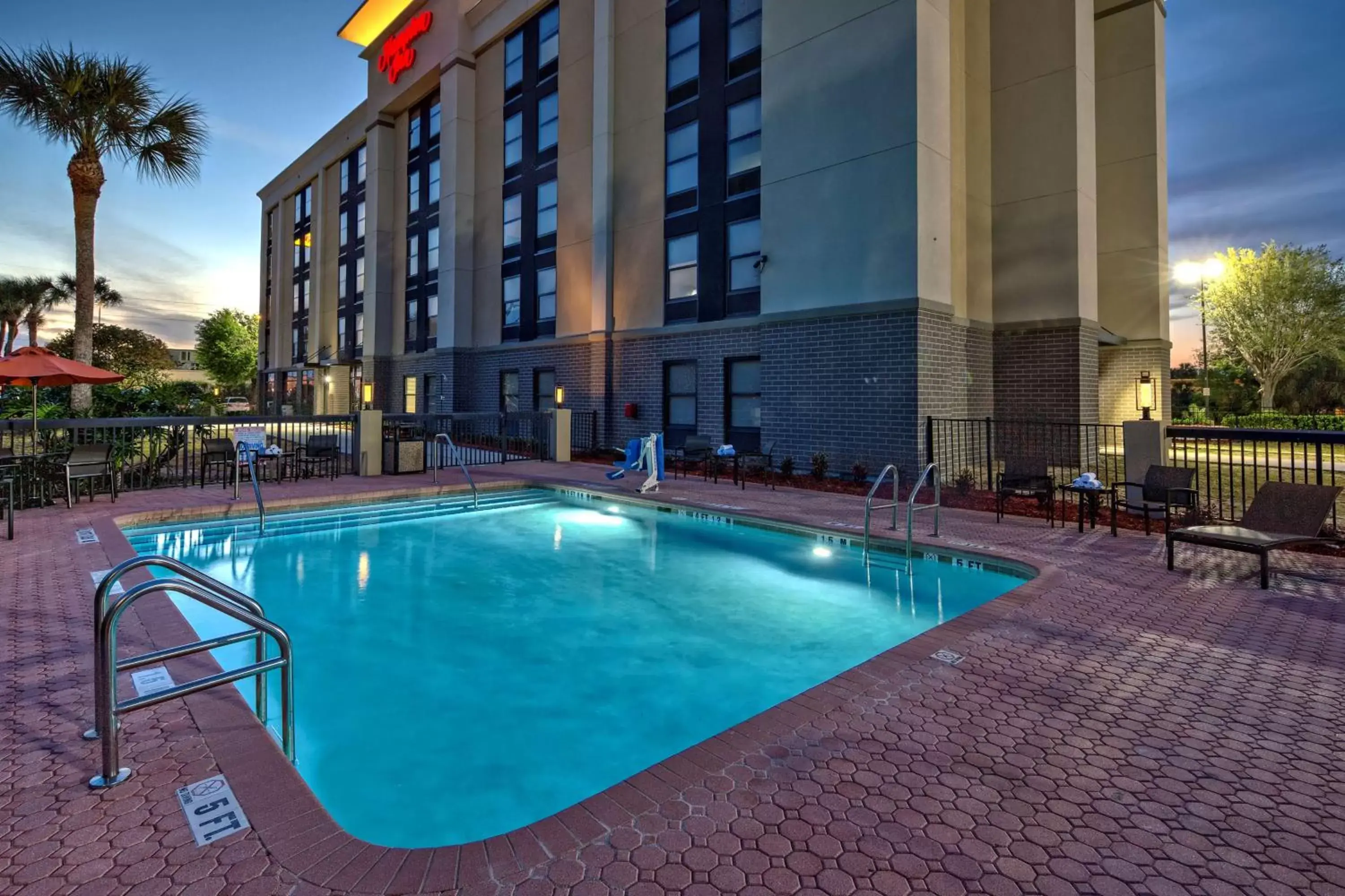 Property Building in Hampton Inn Orlando-Maingate South