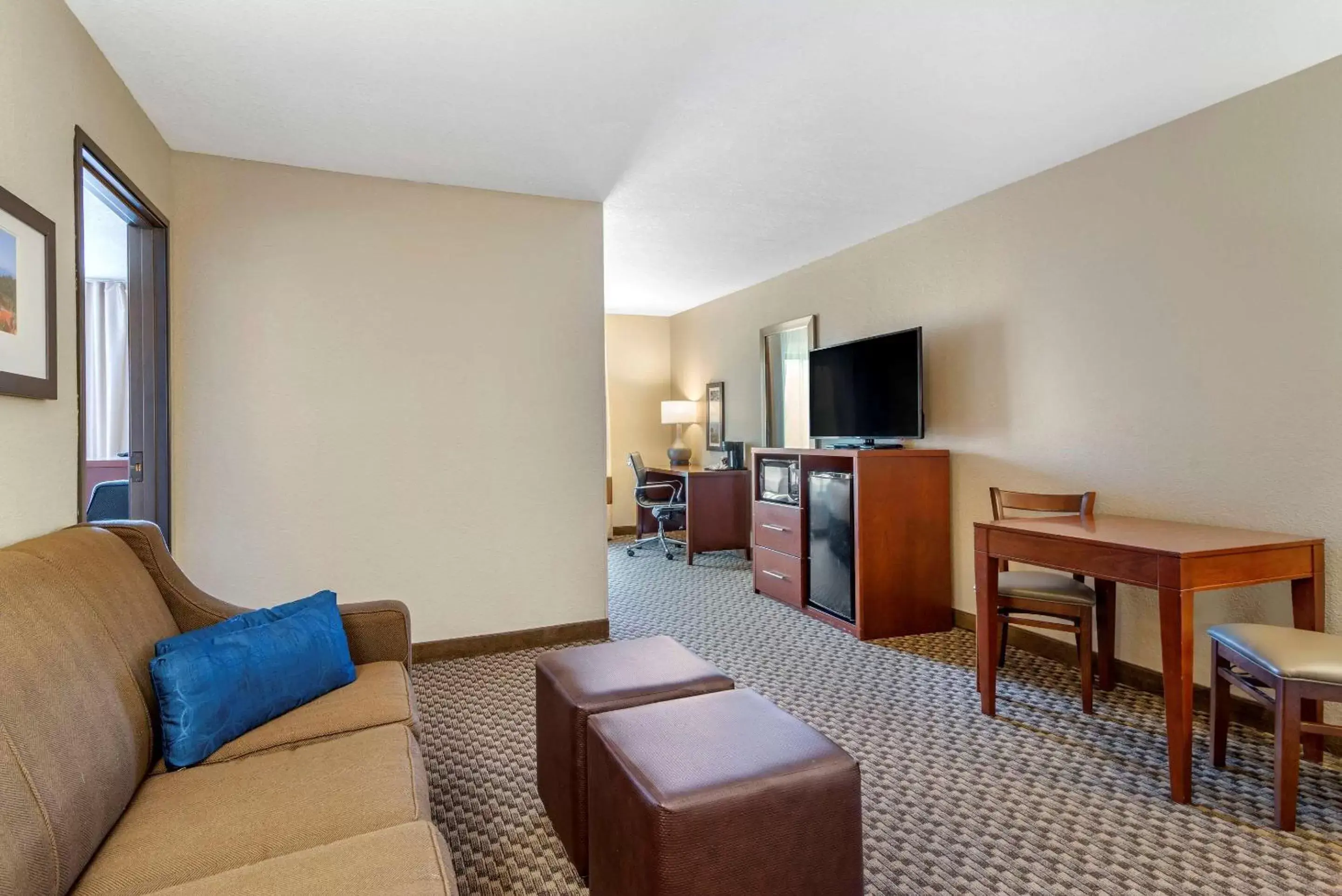 Photo of the whole room, Seating Area in Comfort Inn & Suites Blue Ridge