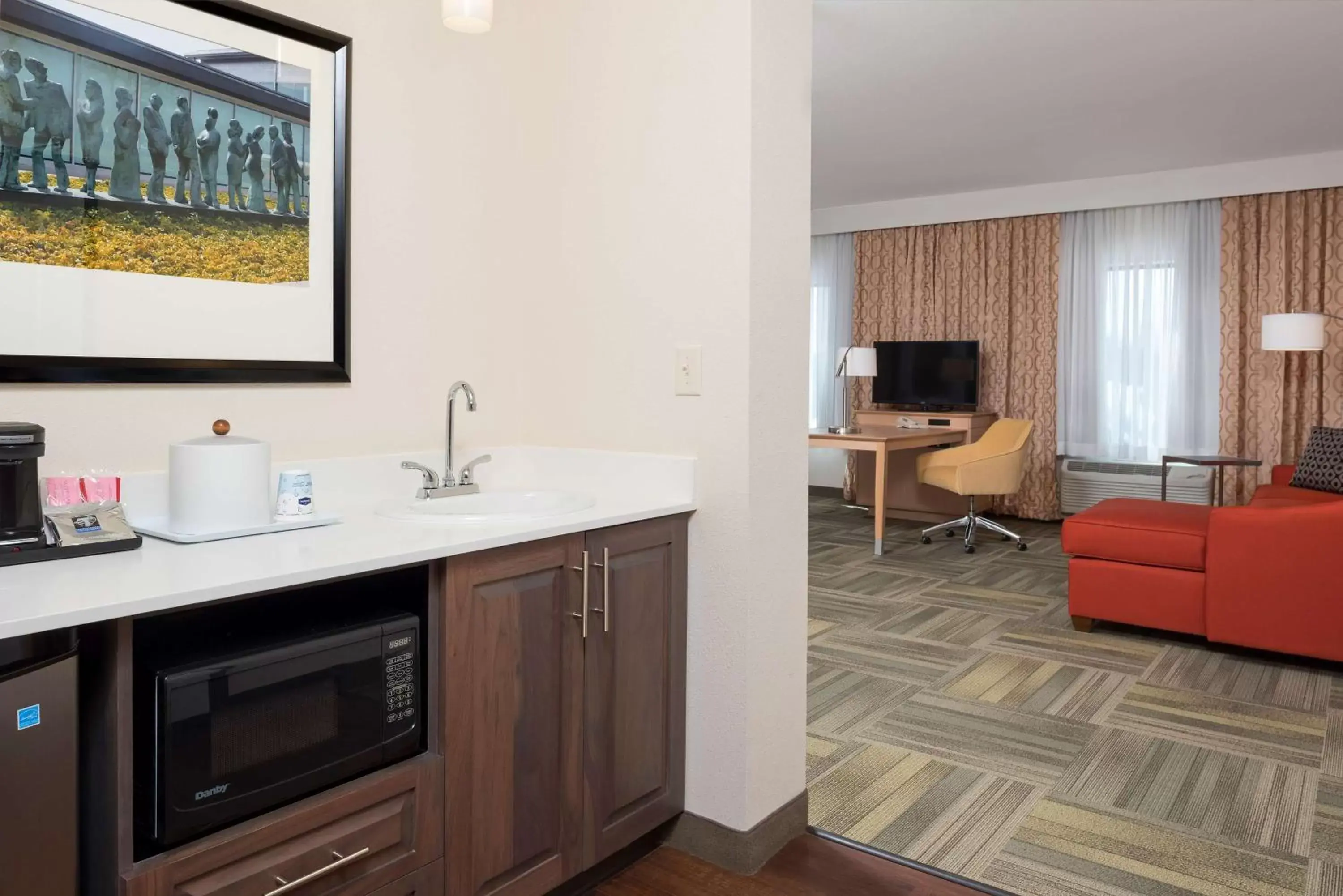 Kitchen or kitchenette, TV/Entertainment Center in Hampton Inn Kalamazoo