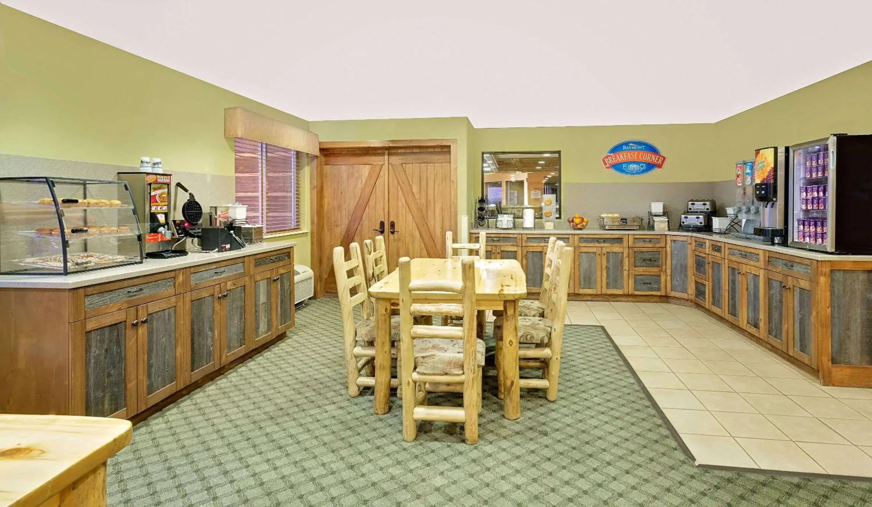 Restaurant/Places to Eat in Pinedale Hotel & Suites