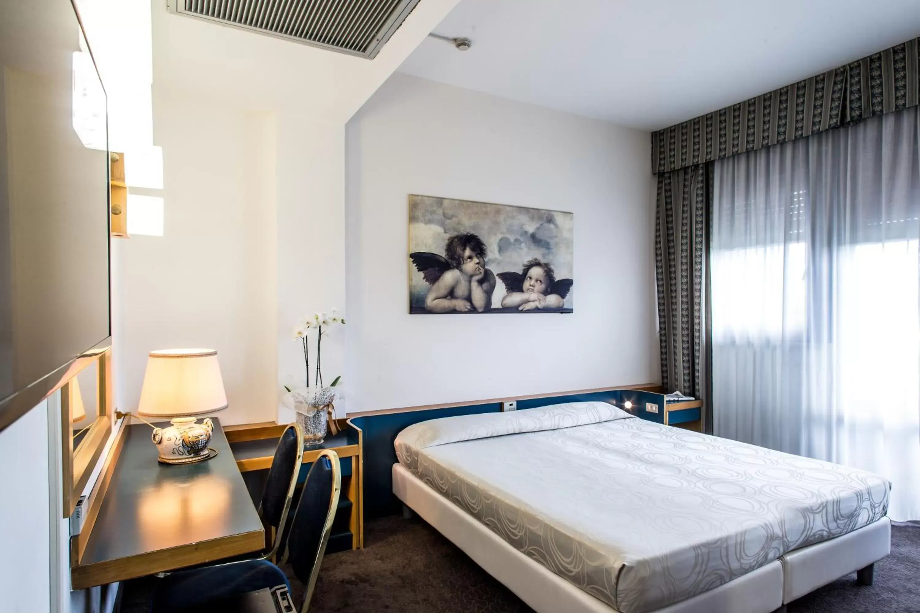 Bedroom, Bed in Hotel Mirage