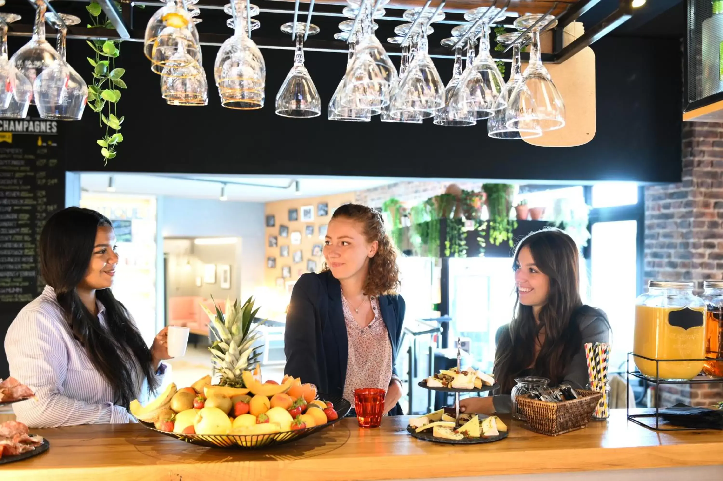 Lounge or bar in Mercure Reims Parc Des Expositions