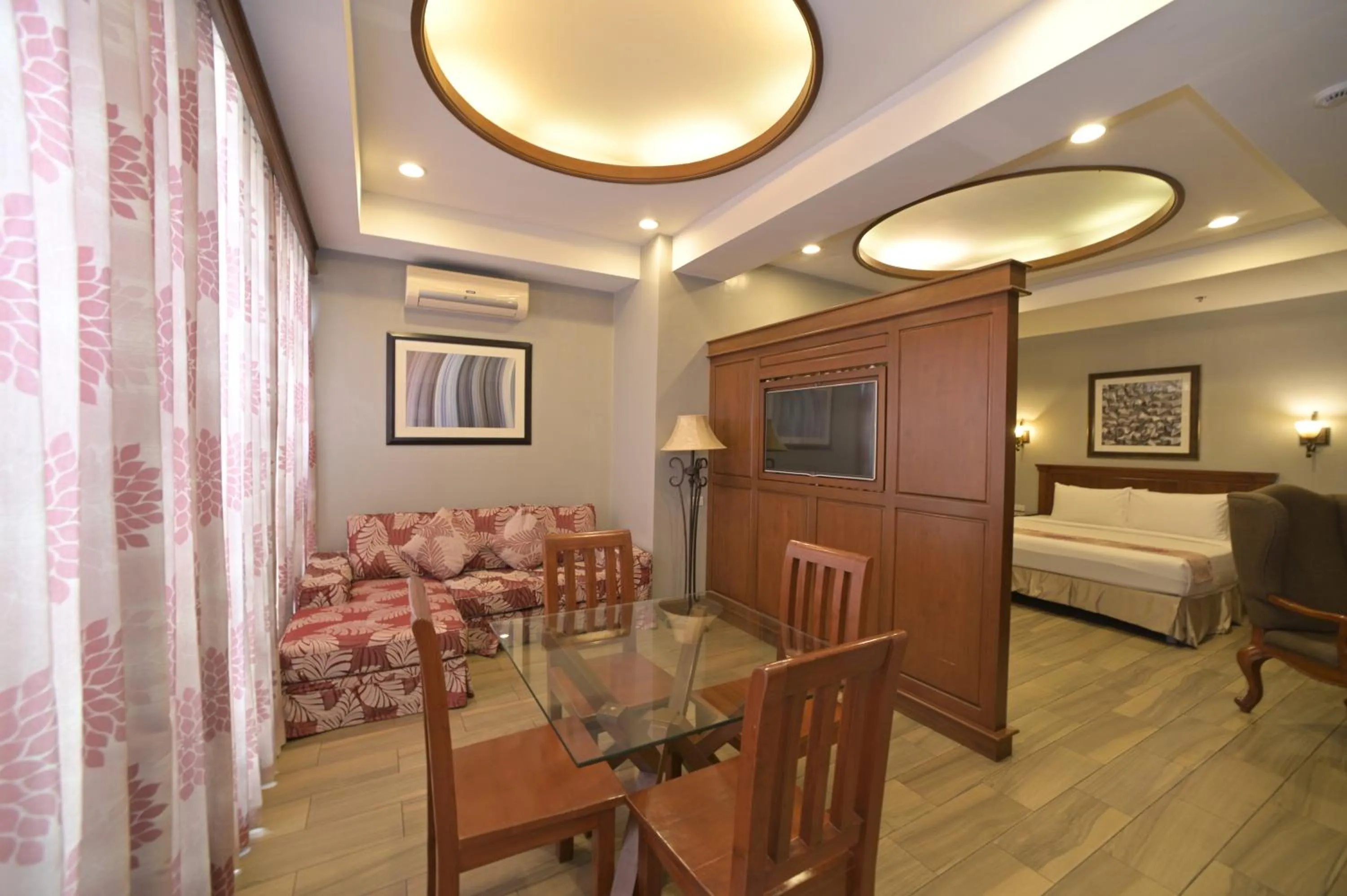 View (from property/room), Bed in Paragon Hotel and Suites