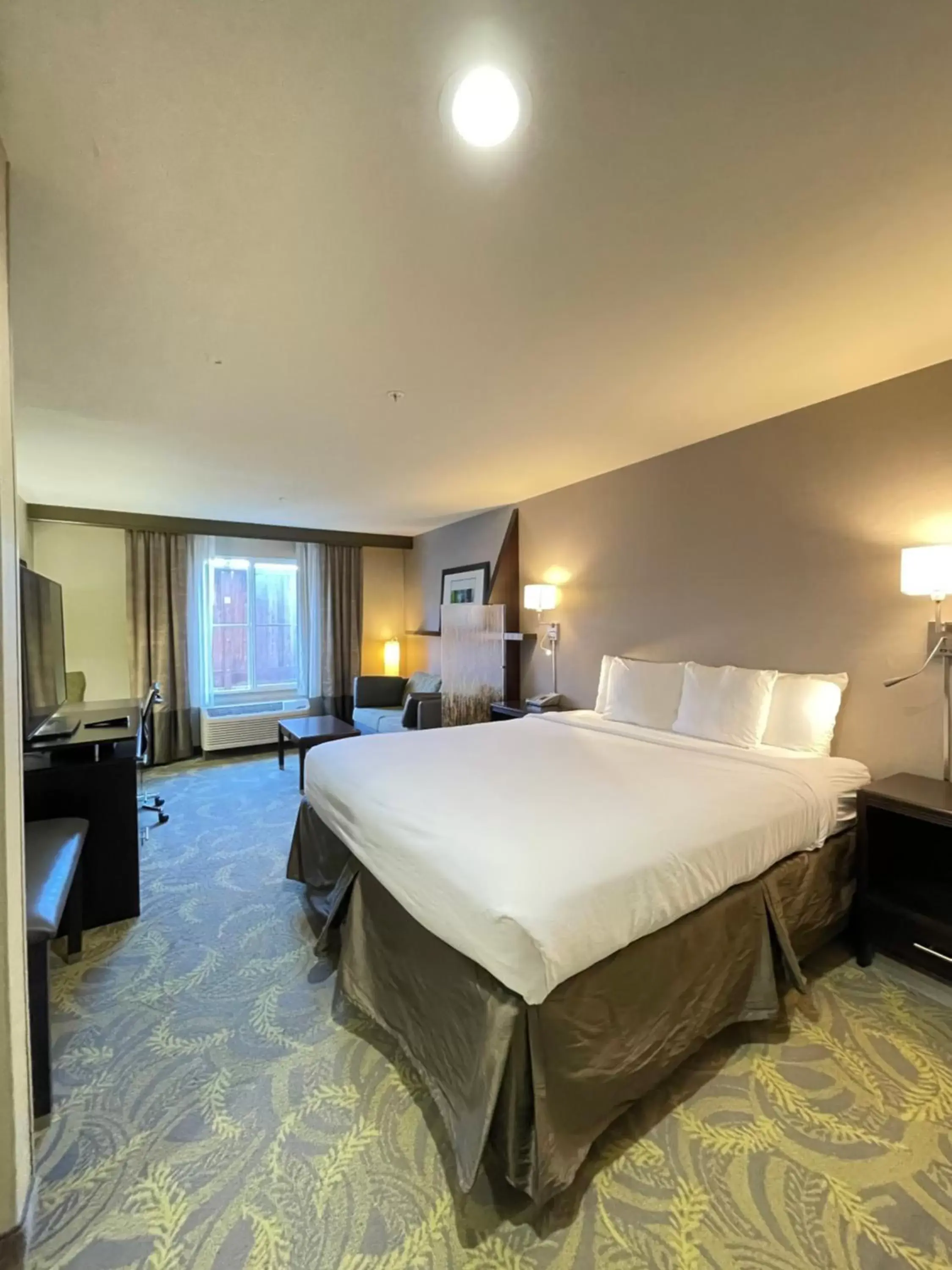 Guests, Bed in Country Inn & Suites by Radisson, San Carlos, CA