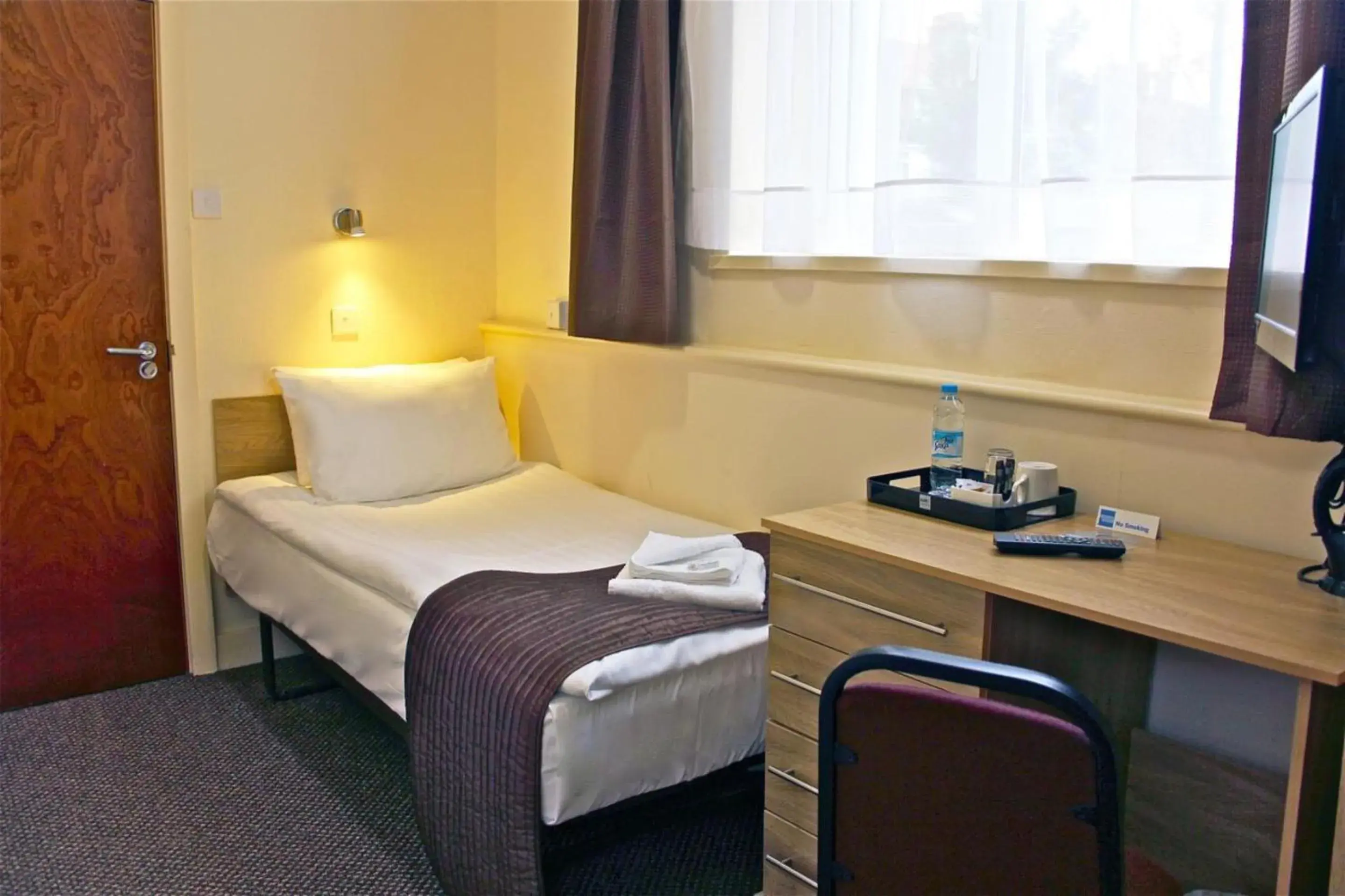 Bedroom, Bed in OYO Central Hotel Golders Green