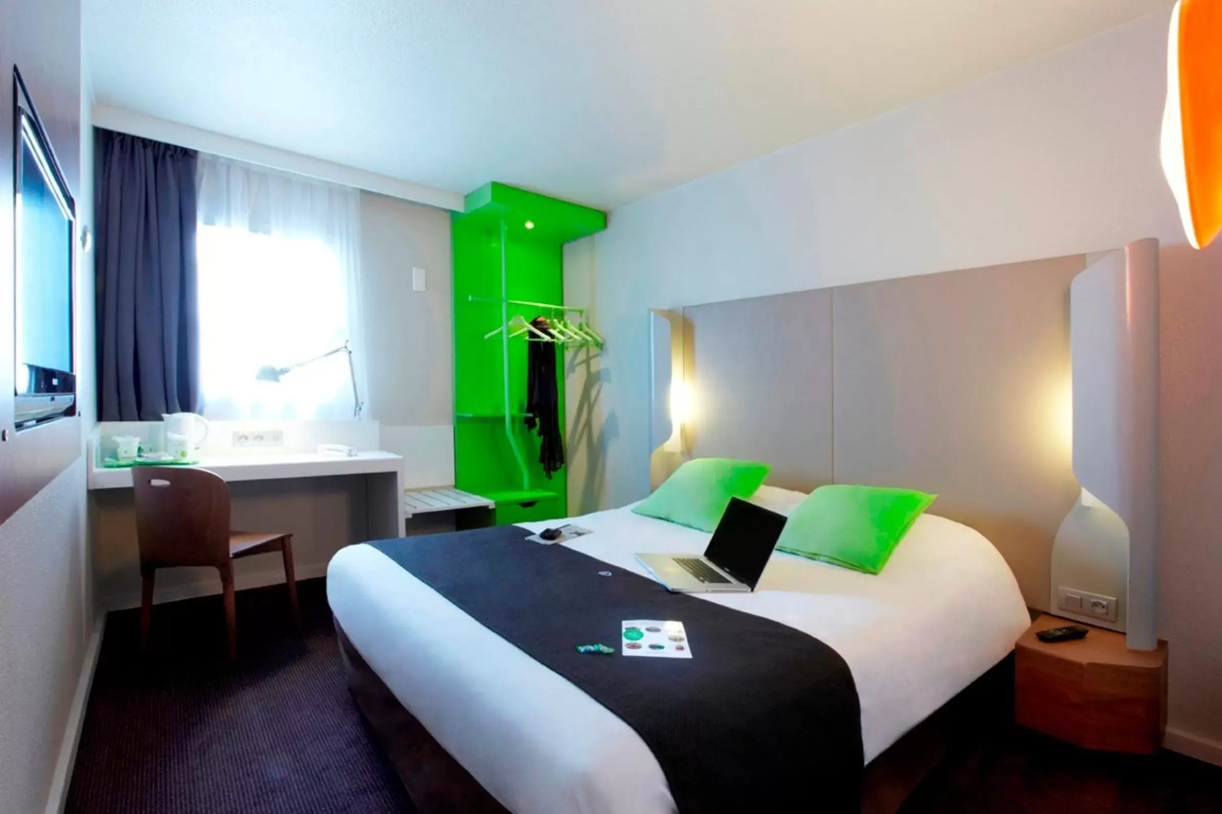 Bedroom, Bed in Campanile Paris 19 - La Villette