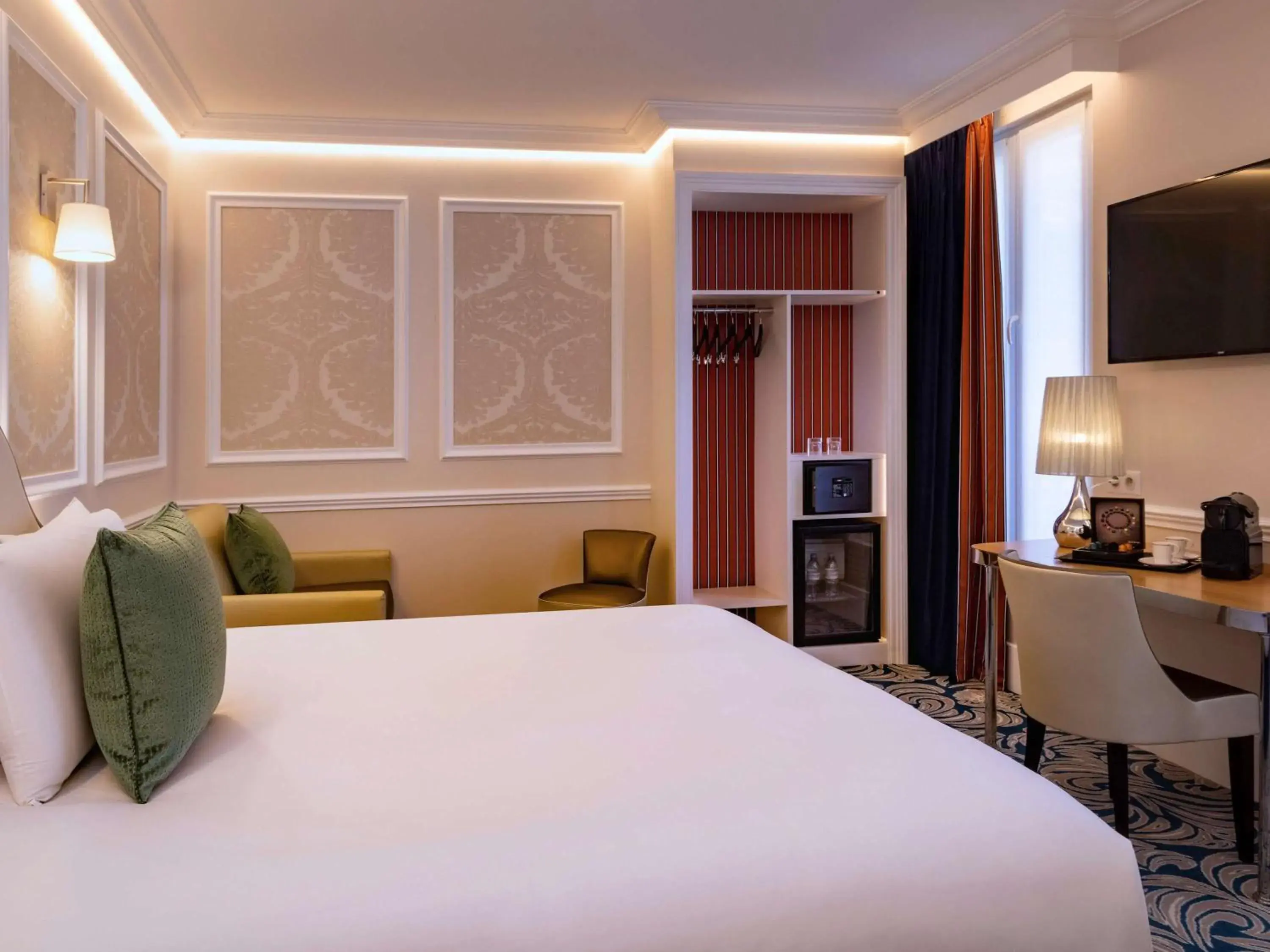 Photo of the whole room, Bed in Mercure Paris La Sorbonne Saint Germain des Pres Hotel