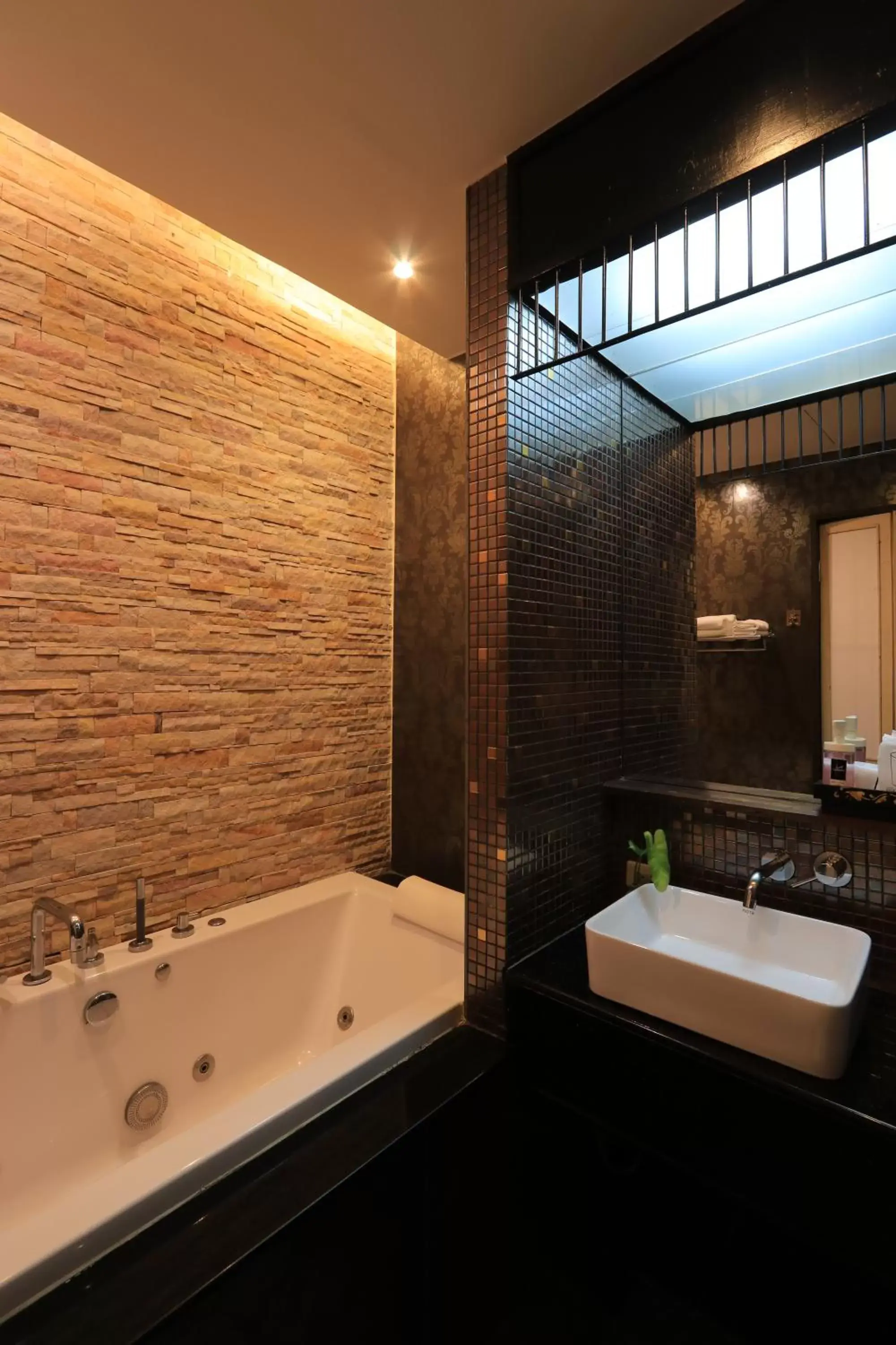 Bathroom in Tharaburi Resort
