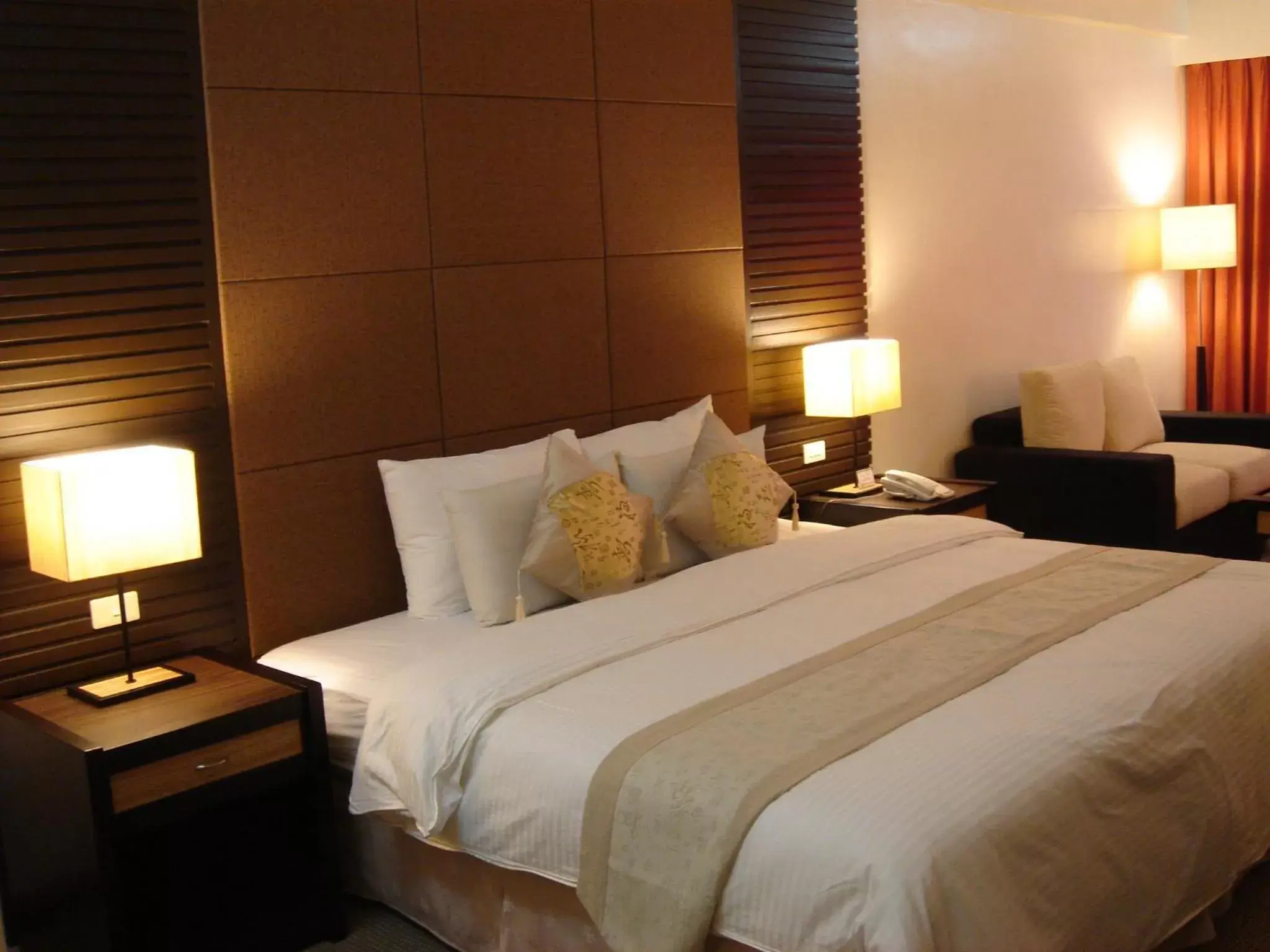 Photo of the whole room, Bed in Circle Inn Hotel and Suites Bacolod