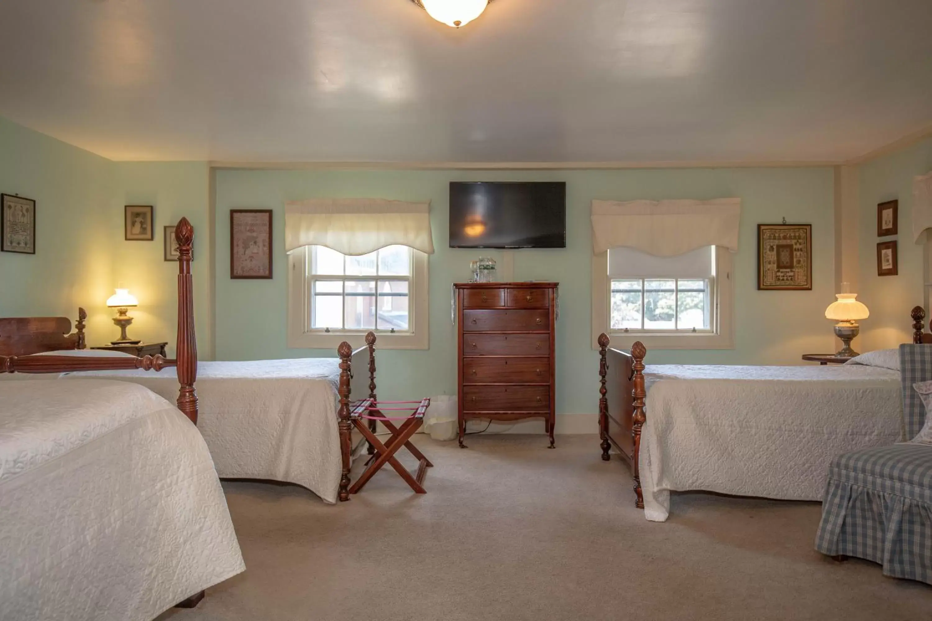 Bedroom, TV/Entertainment Center in Clark Currier Inn