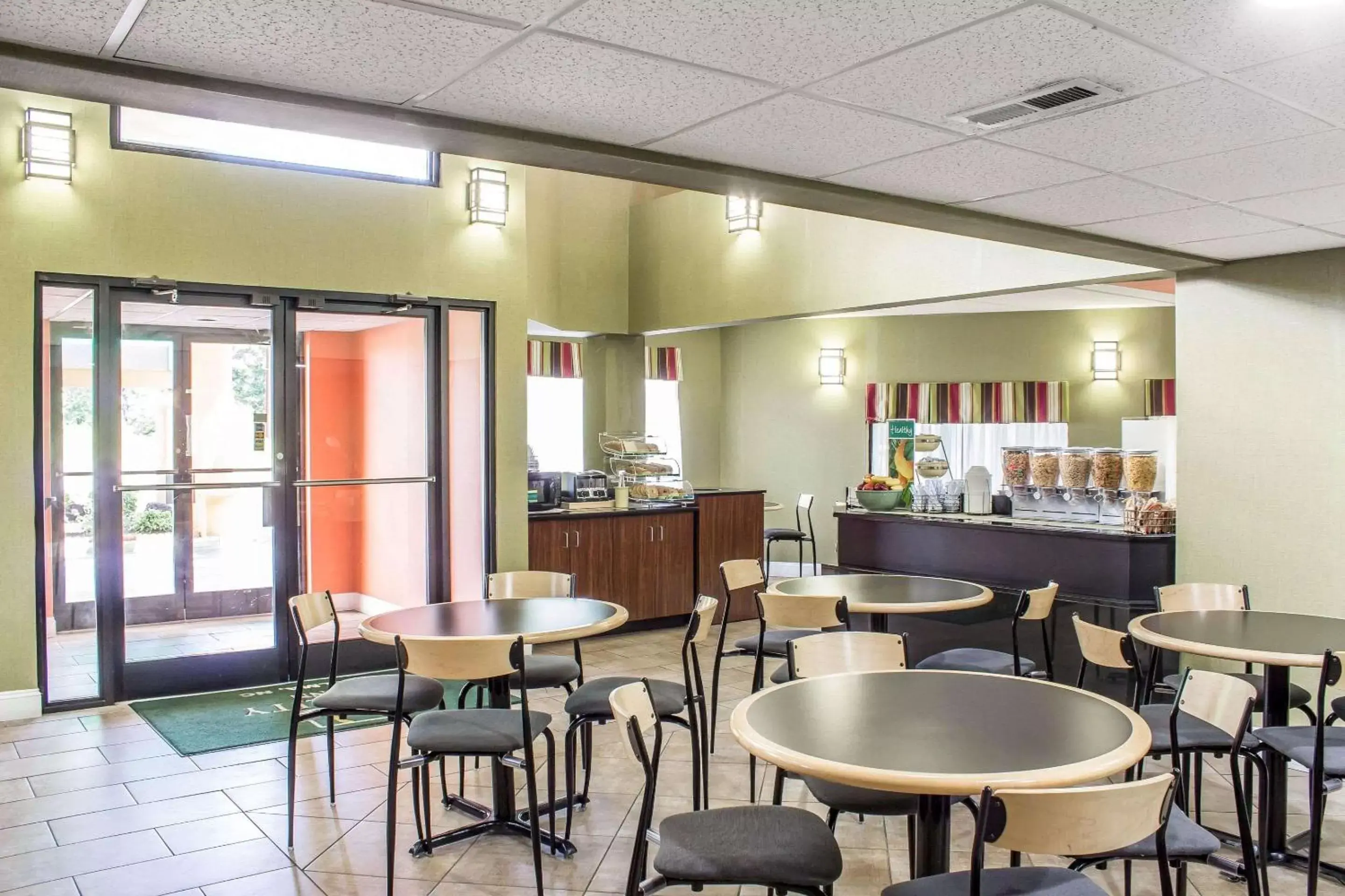 Lobby or reception, Lounge/Bar in Quality Inn Selma