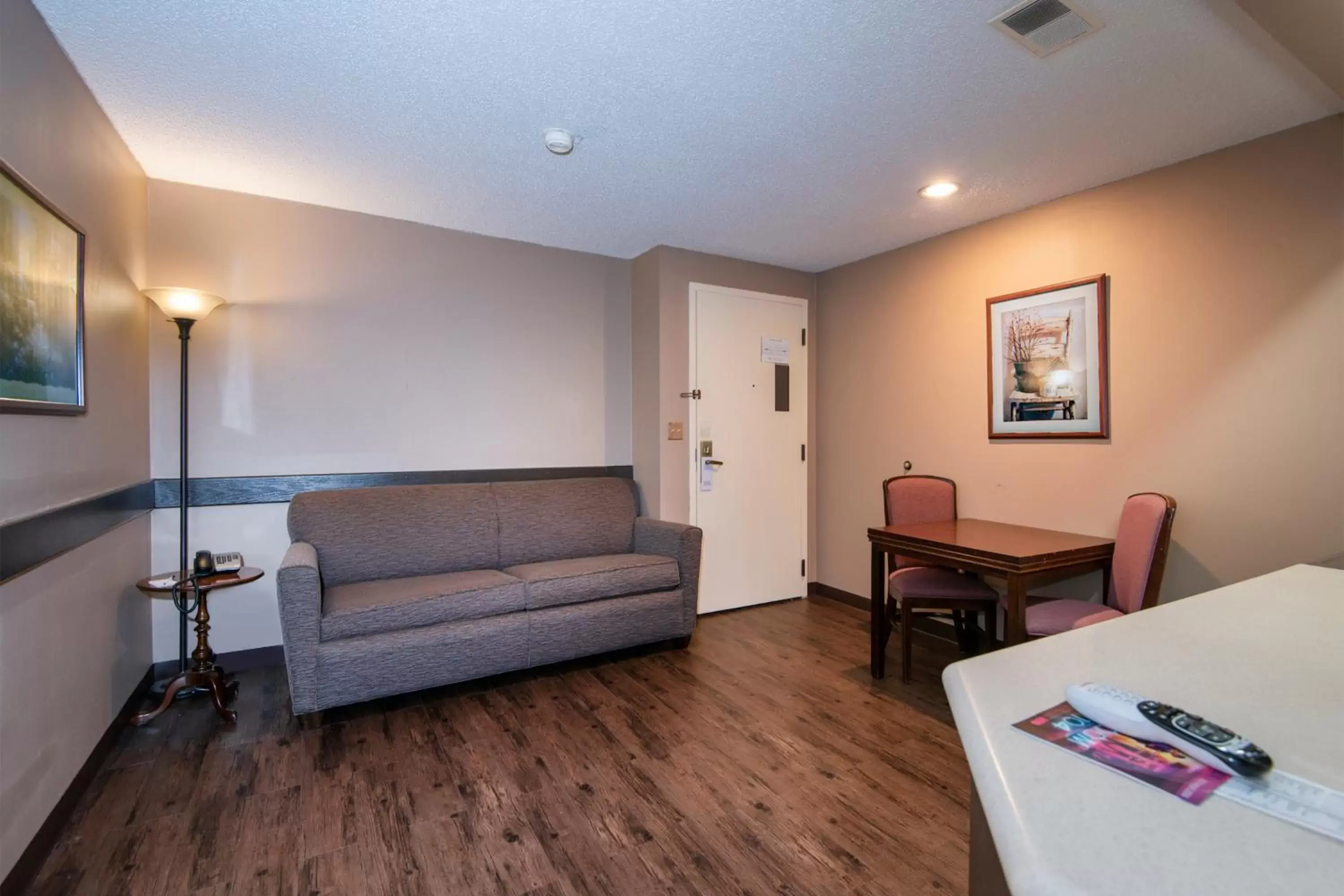 Living room, Seating Area in Guest Inn & Suites - Midtown Medical Center