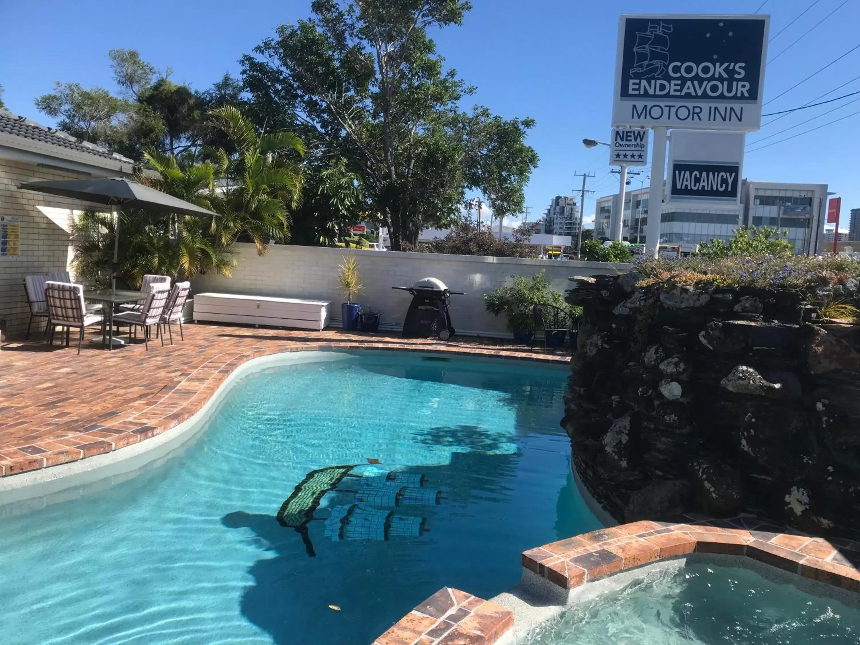 Swimming Pool in Cooks Endeavour Motor Inn