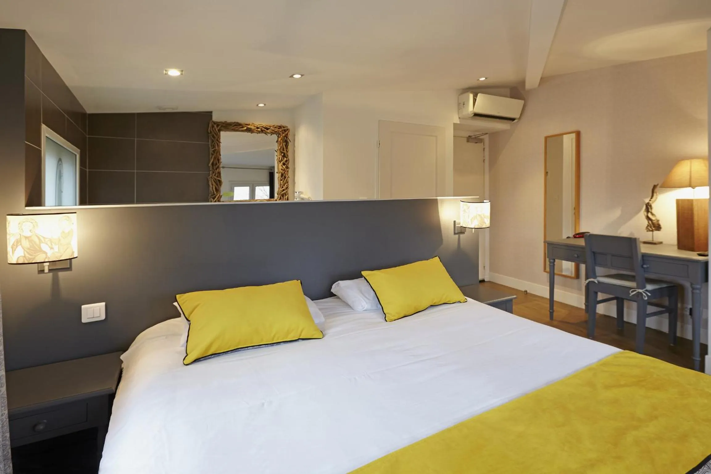 Photo of the whole room, Bed in Hôtel St Sernin