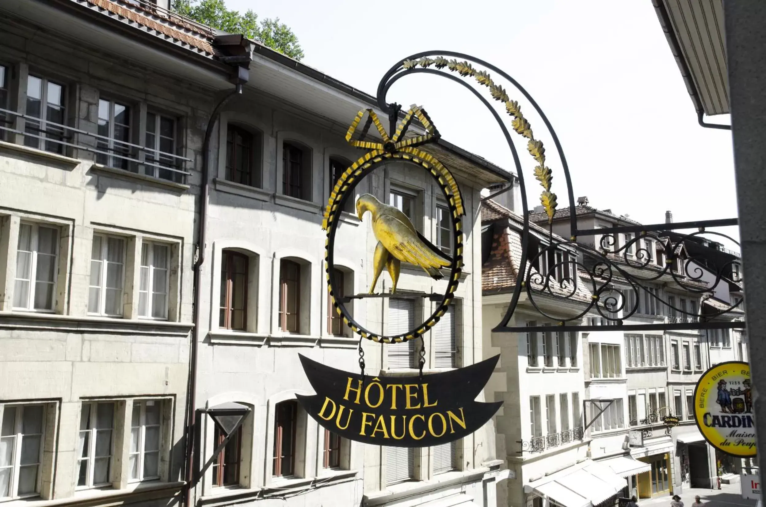 Property building in Hotel du Faucon