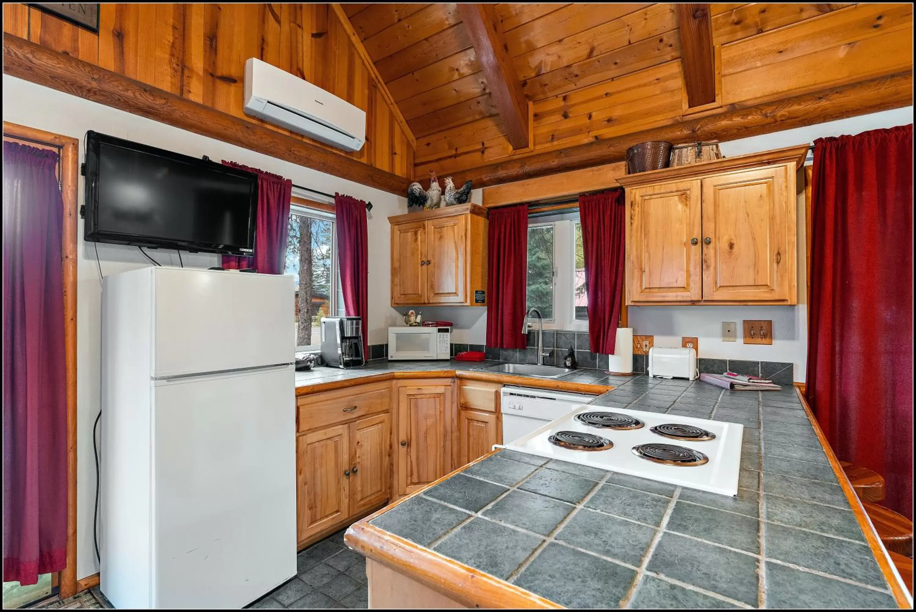 TV and multimedia, Kitchen/Kitchenette in Brundage Bungalows