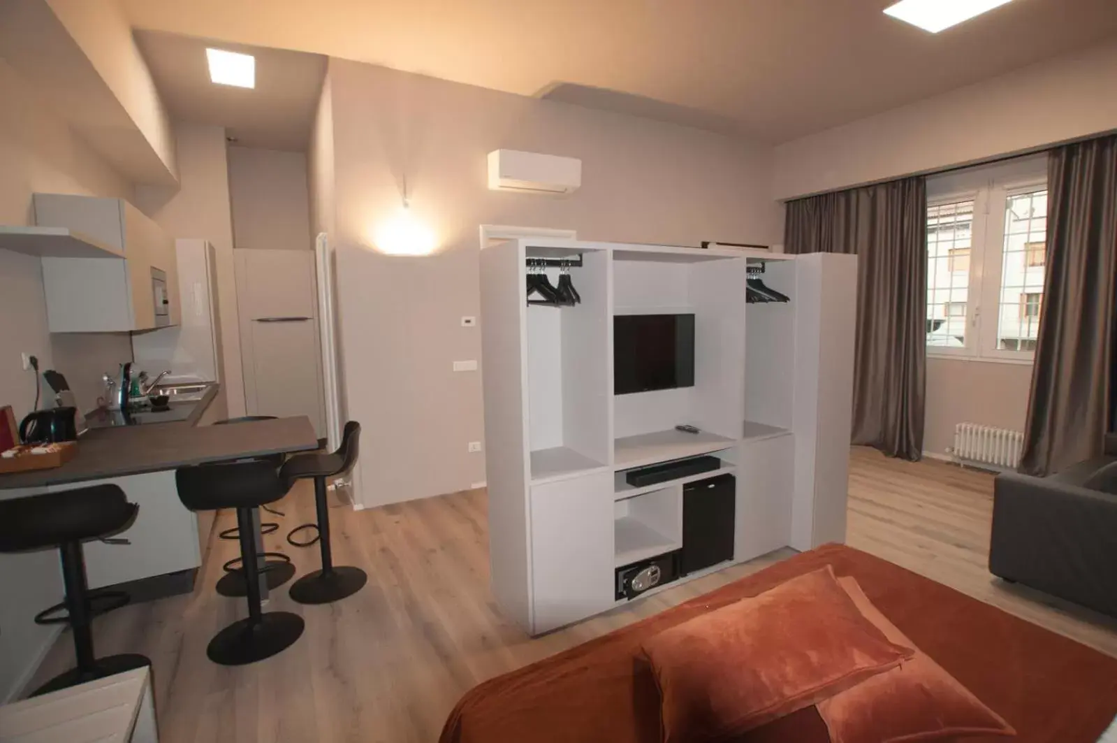 Kitchen or kitchenette, TV/Entertainment Center in Hotel Ca' di Gali