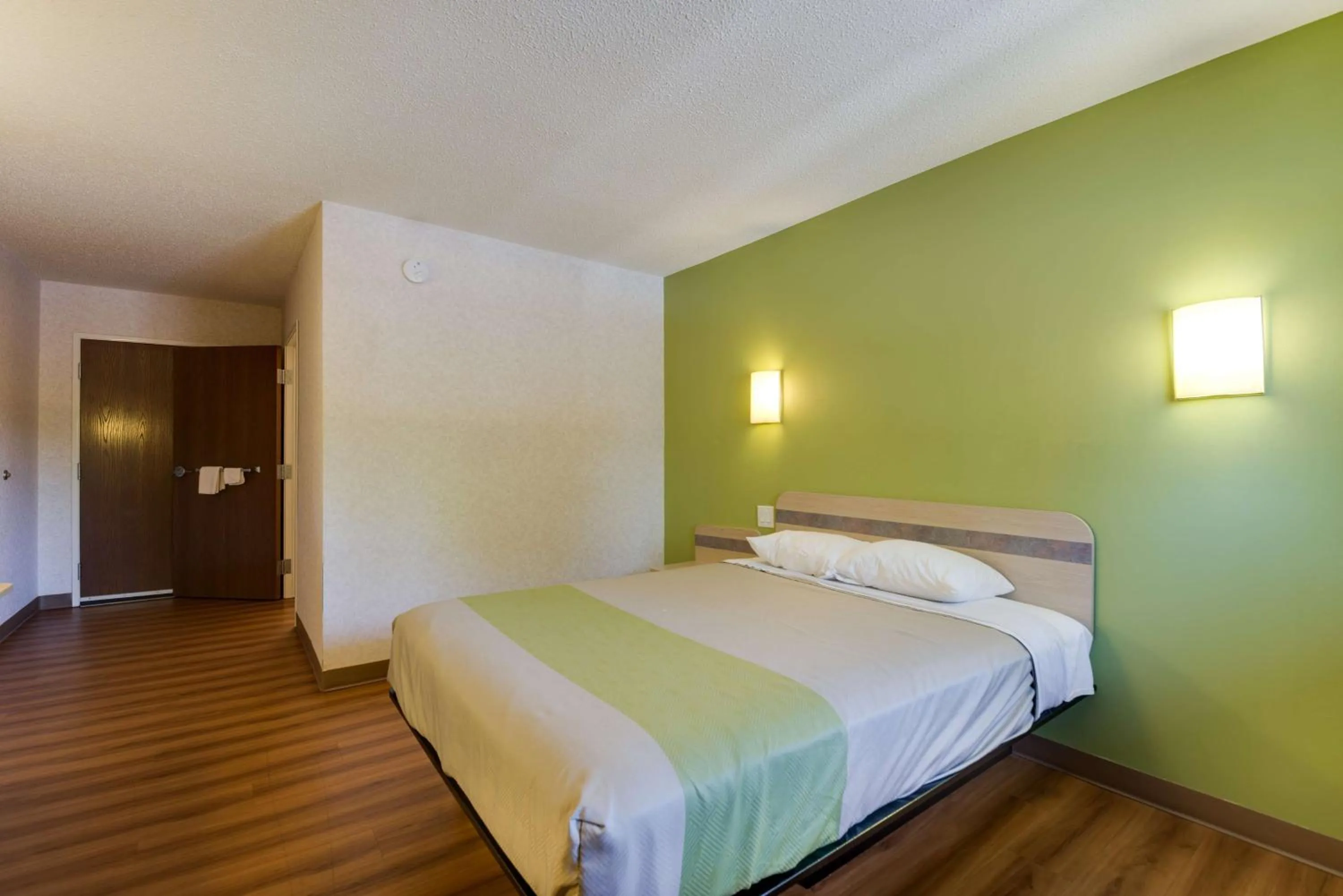 Photo of the whole room, Bed in Motel 6-Statesville, NC