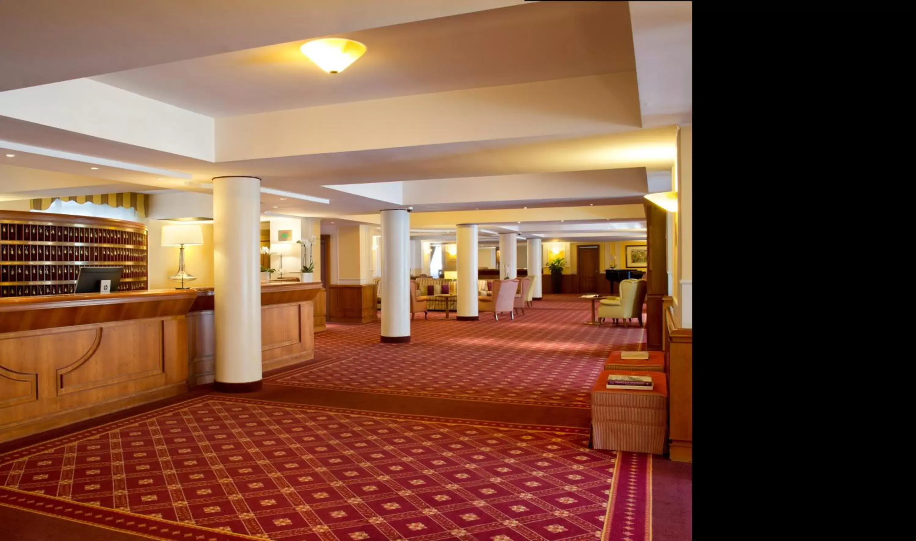 Lobby or reception in Starhotels Business Palace